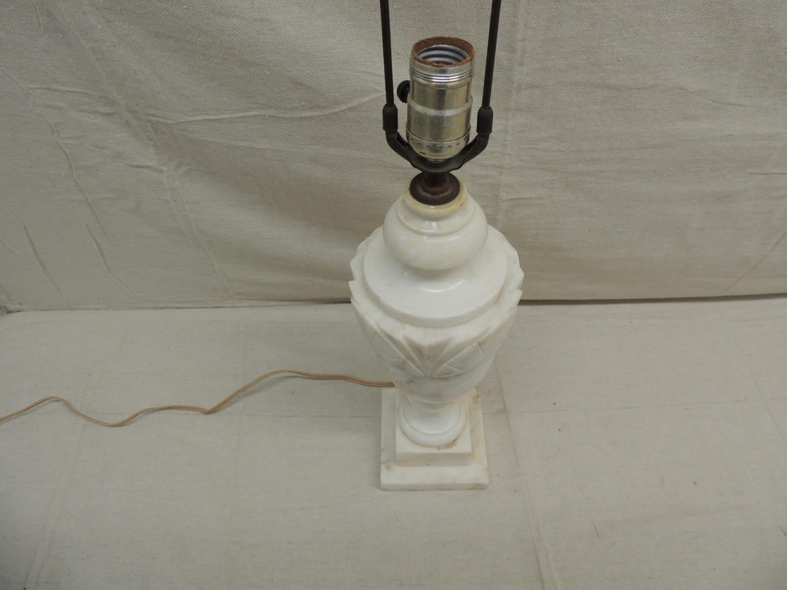 Lampada da tavolo antica in alabastro bianco e grigio In condizioni buone a Oakland Park, FL