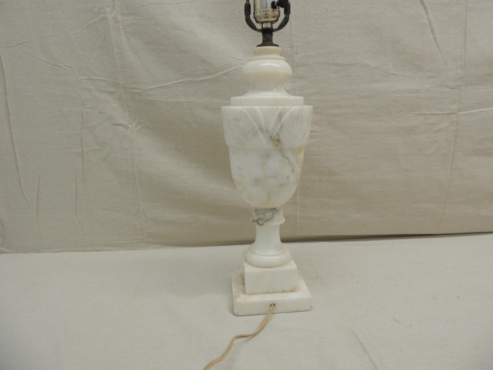 Metà XX secolo Lampada da tavolo antica in alabastro bianco e grigio