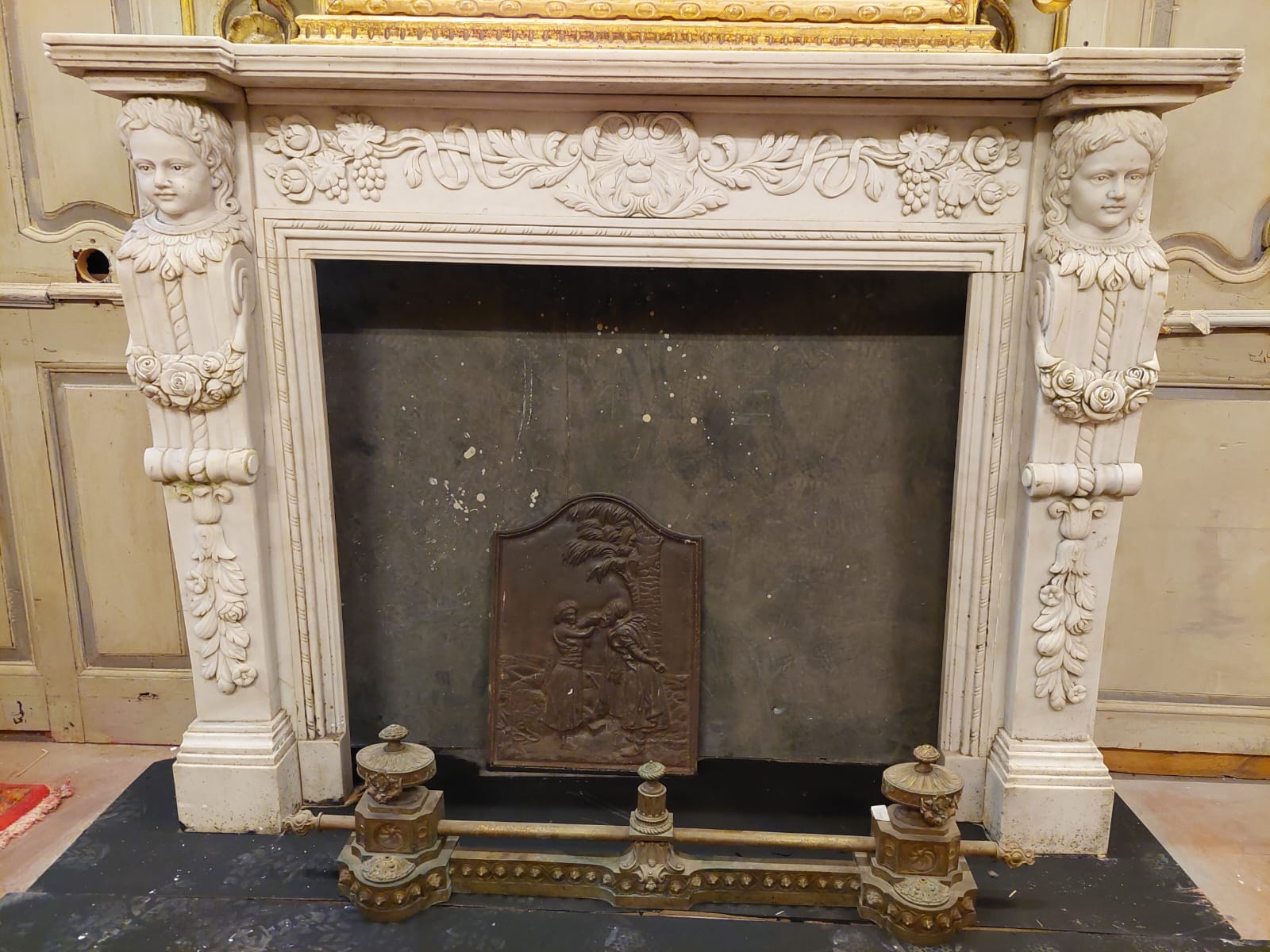 Ancient fireplace, in precious white Carrara marble, built in the 19th century, richly carved with Caryatids and floral motifs, from Piedmont (Italy), measuring cm W 160 x H 120 x T 29, the internal opening measures cm W 101 x H 92.
Very rich and