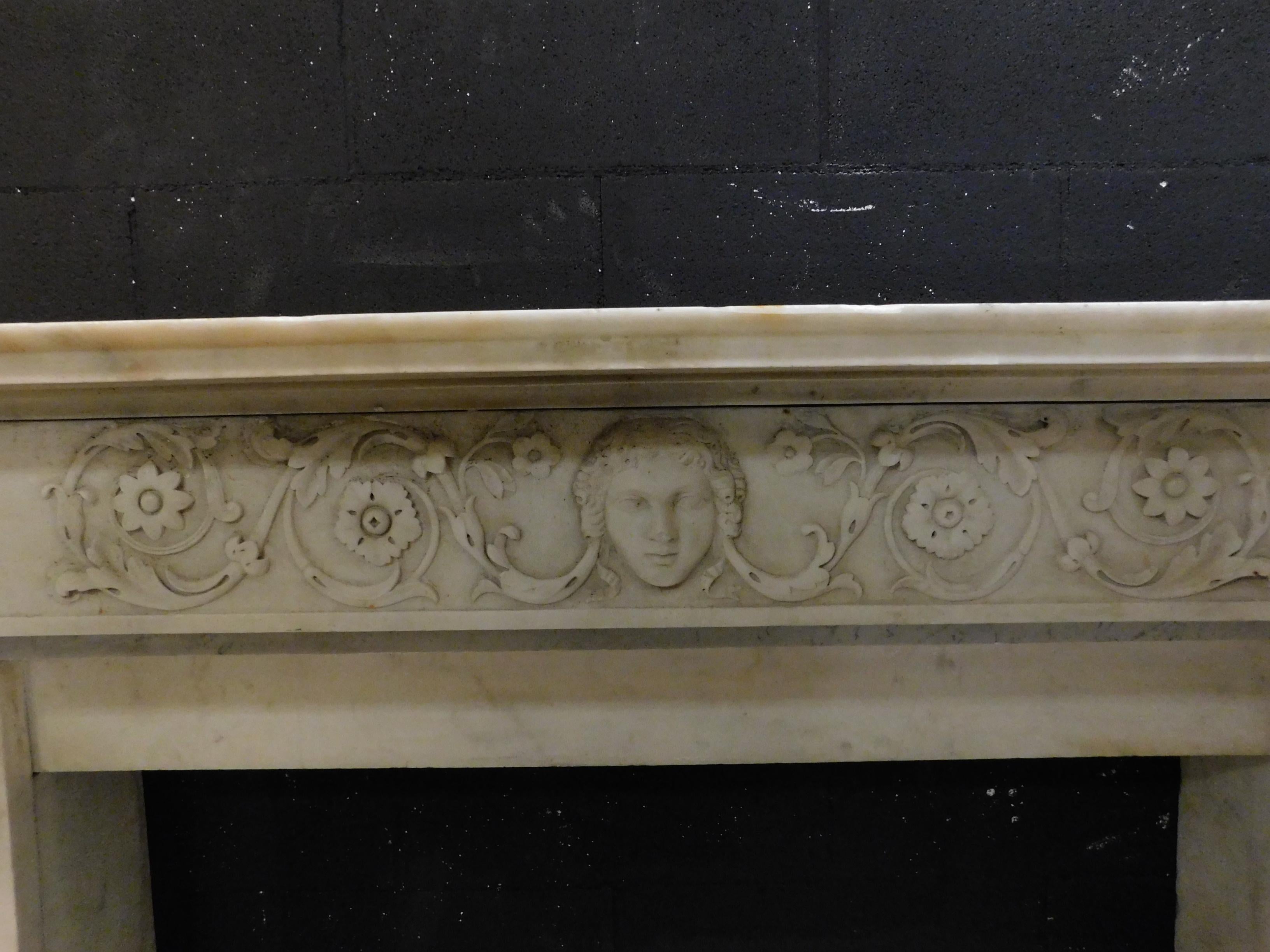 Antique White Carrara Marble Fireplace, Carved Columns and Threshold, 1830 Italy In Good Condition In Cuneo, Italy (CN)