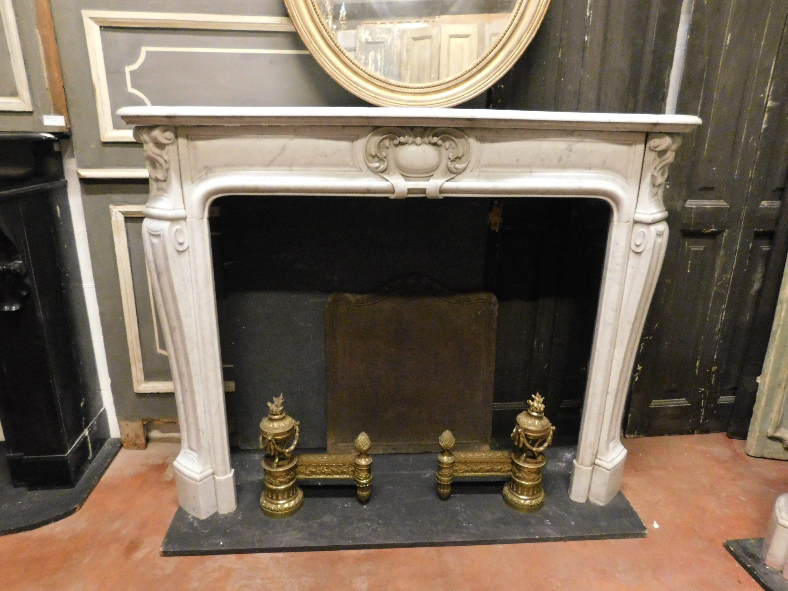 Ancient fireplace in white Carrara marble, with central sculpture where it is then possible to engrave initials or family symbol, hand-built in the 19th century in Italy.
Size: cm W 145 x D 38 x H 114,
The internal mouth measures cm 104 x H 94.