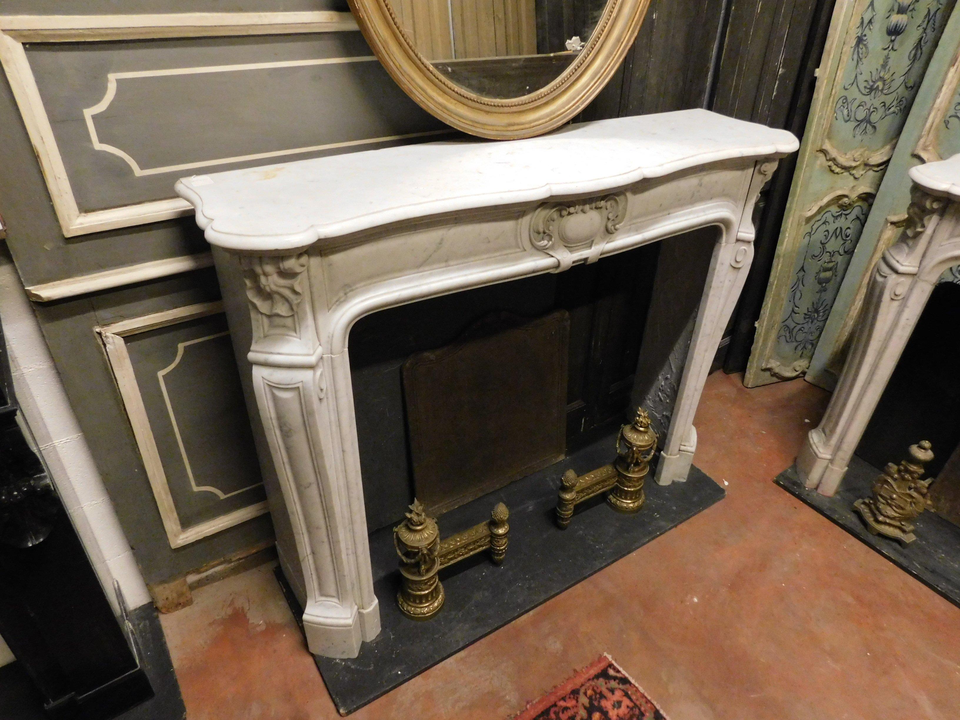 Antique White Carrara Marble Fireplace Mantel, 19th Century, Italy In Good Condition In Cuneo, Italy (CN)