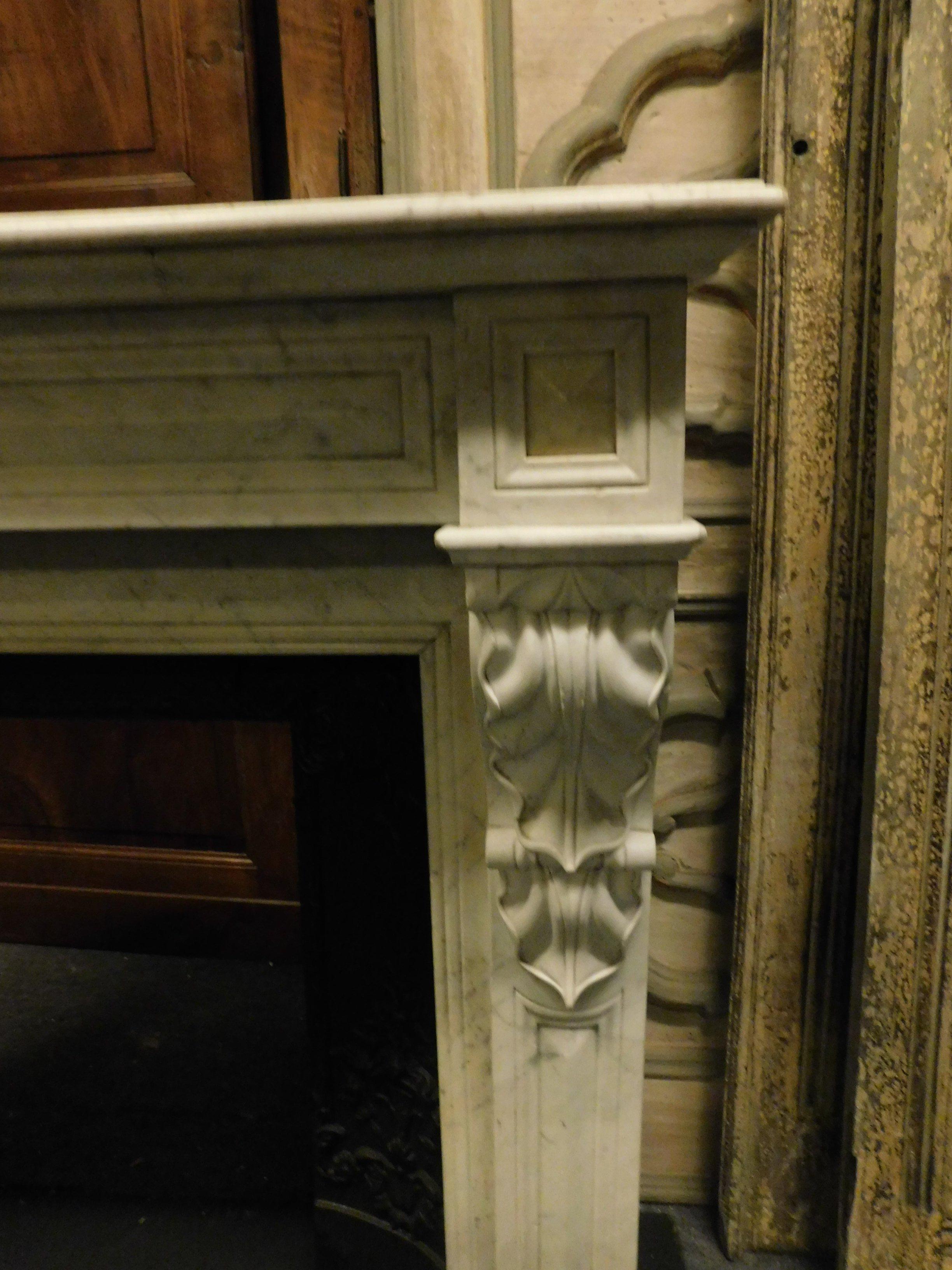 Antique White Carrara Marble Fireplace Mantel, Carved, 19th Century France In Good Condition In Cuneo, Italy (CN)