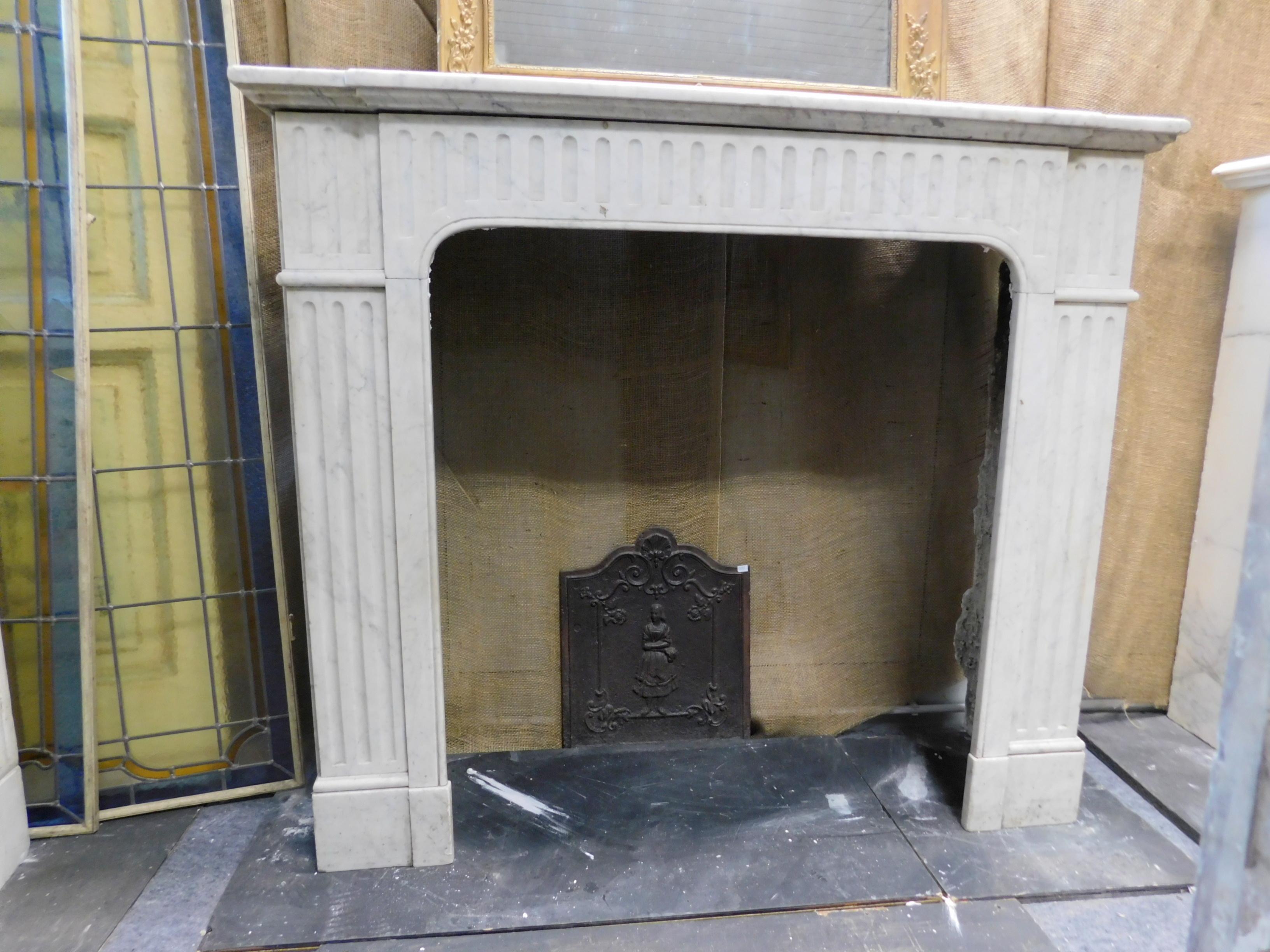 Antique fireplace in white Carrara marble, linear and geomentric but with a mouth with rounded corners and sculpted columns, built in the late 18th century in France.
Simple yet elegant, suitable for decorating your home or indoor warmth, beautiful