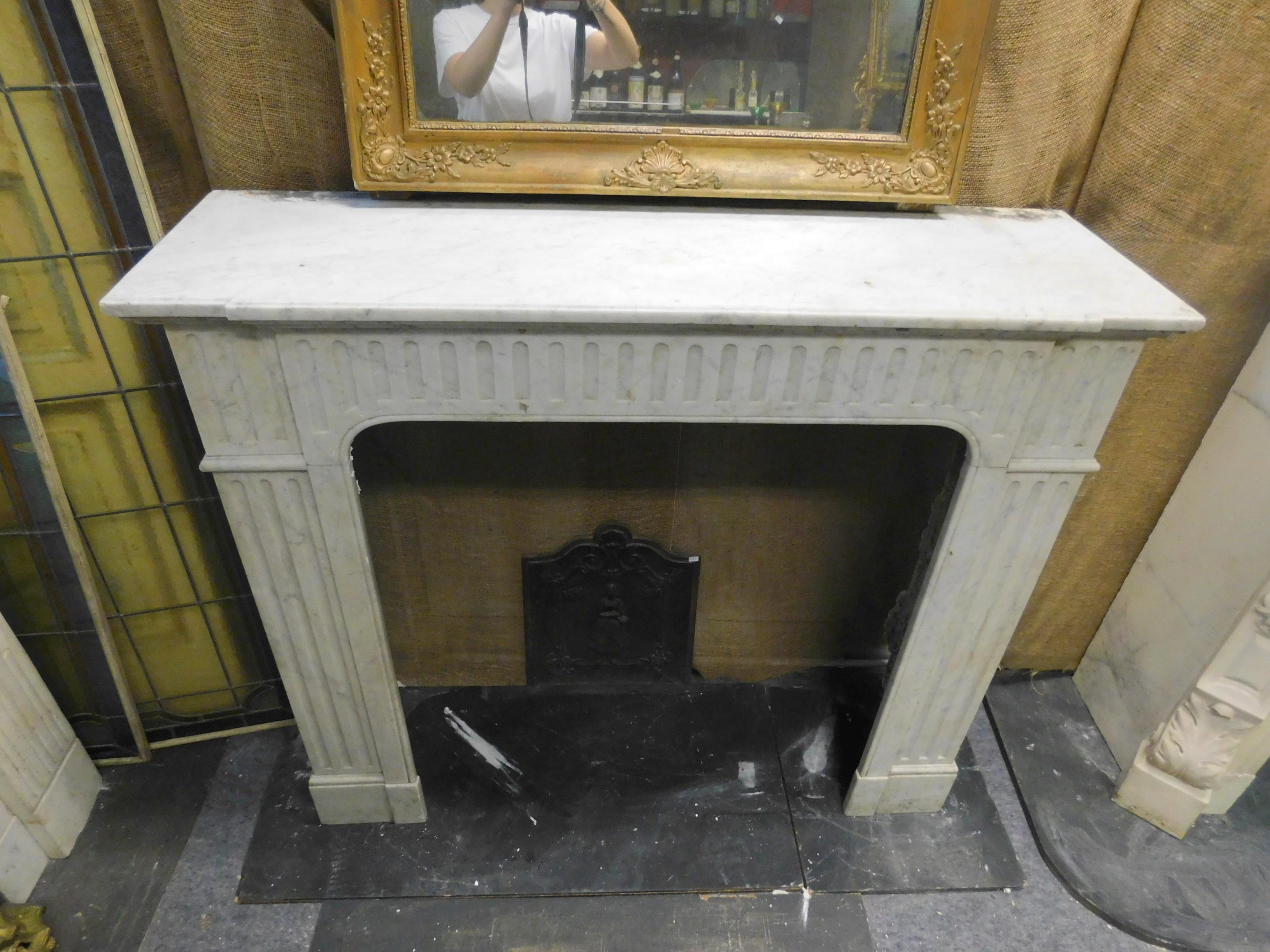 Antique White Carrara Marble Fireplace Mantle, 18th Century, France In Good Condition In Cuneo, Italy (CN)