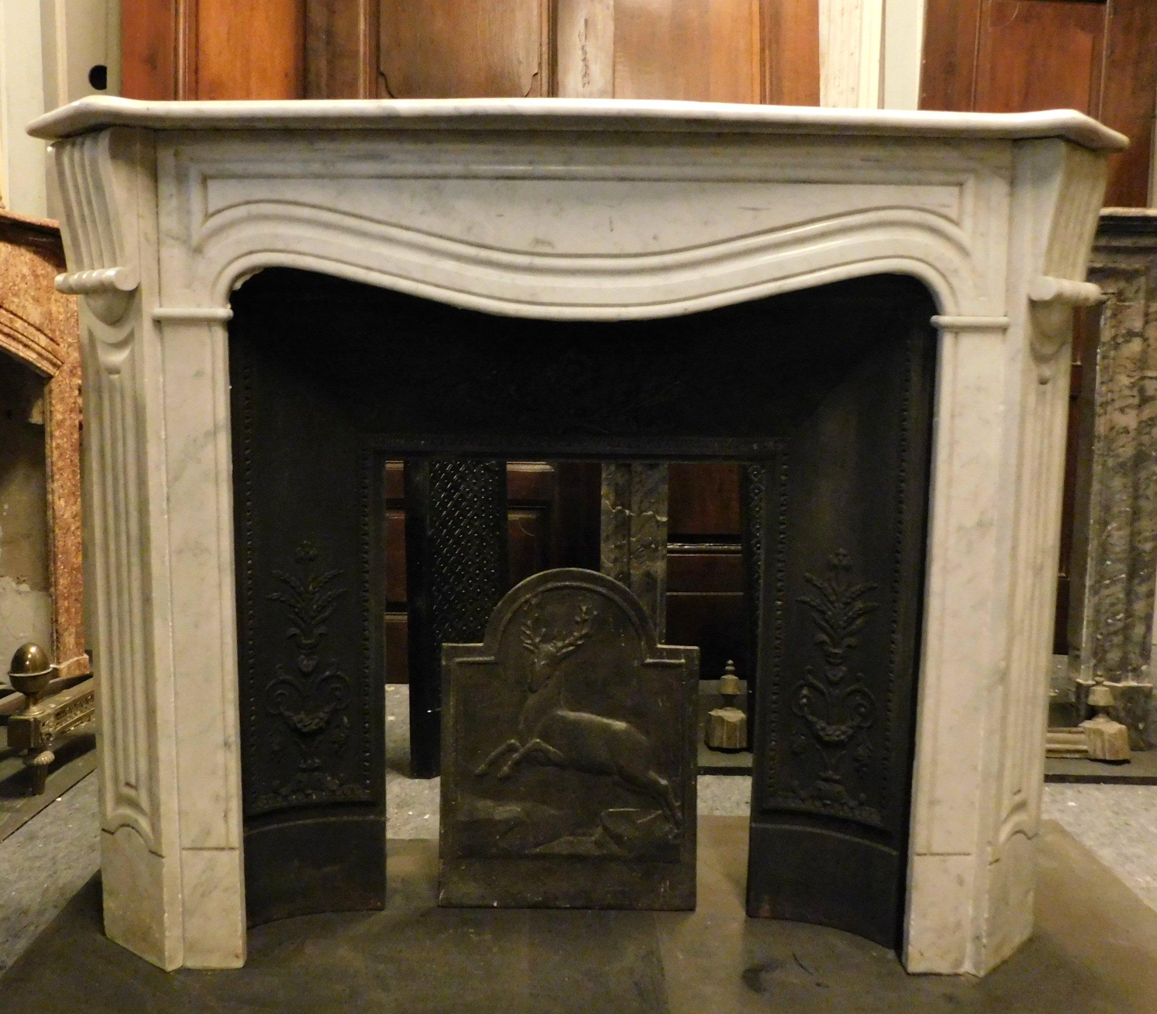 Antique fireplace in white Carrara marble, sculpted with sinuous, elegant and simple shapes, built and sculpted by hand in the early 1900s, from a home in Genoa (Italy).
Ideal in modern homes, as a chic and impactful corner of fire, luxury and