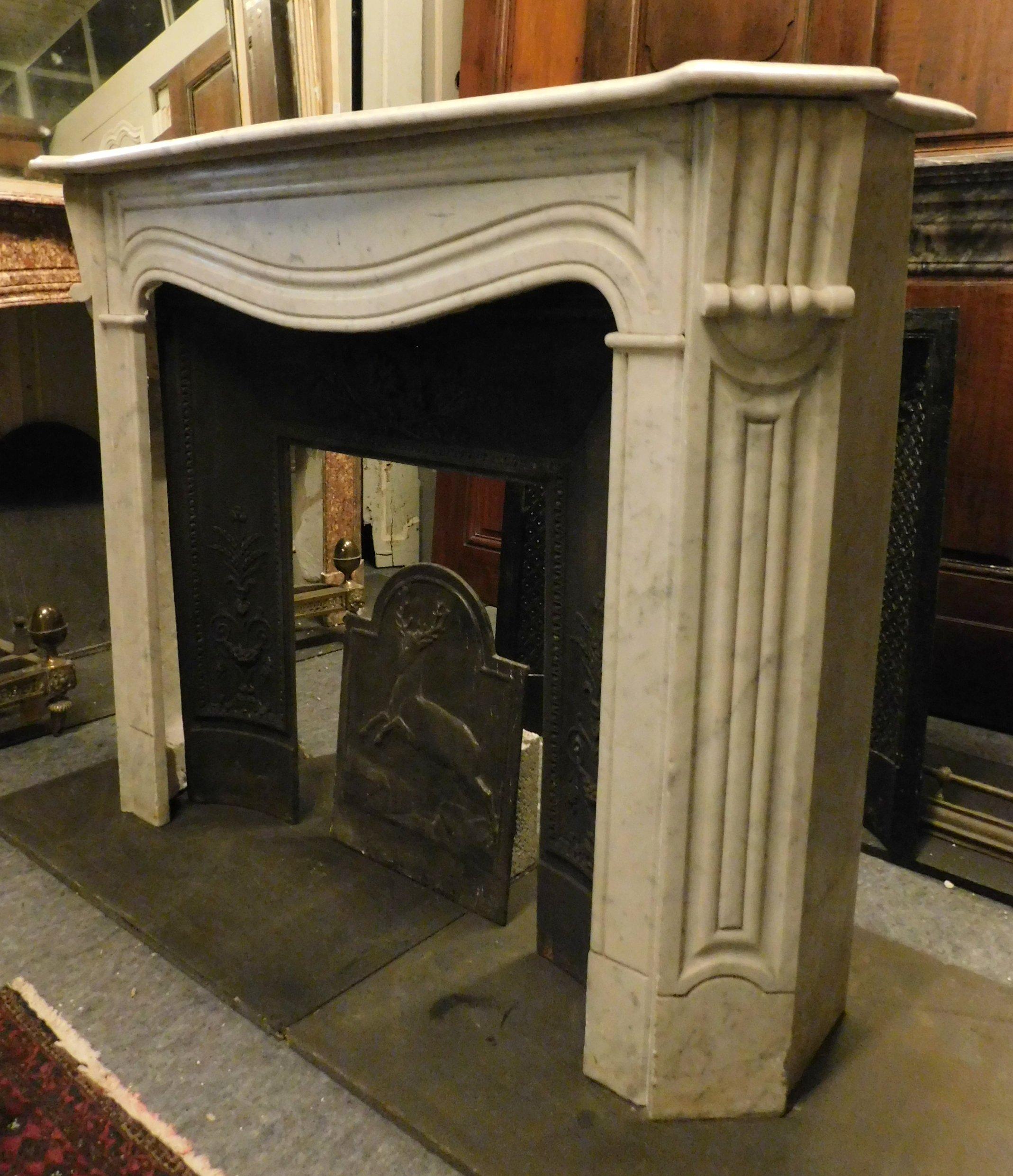 Antique White Carrara Marble Fireplace Mantle Carved, Early 1900s, Genoa 'Italy' In Good Condition In Cuneo, Italy (CN)