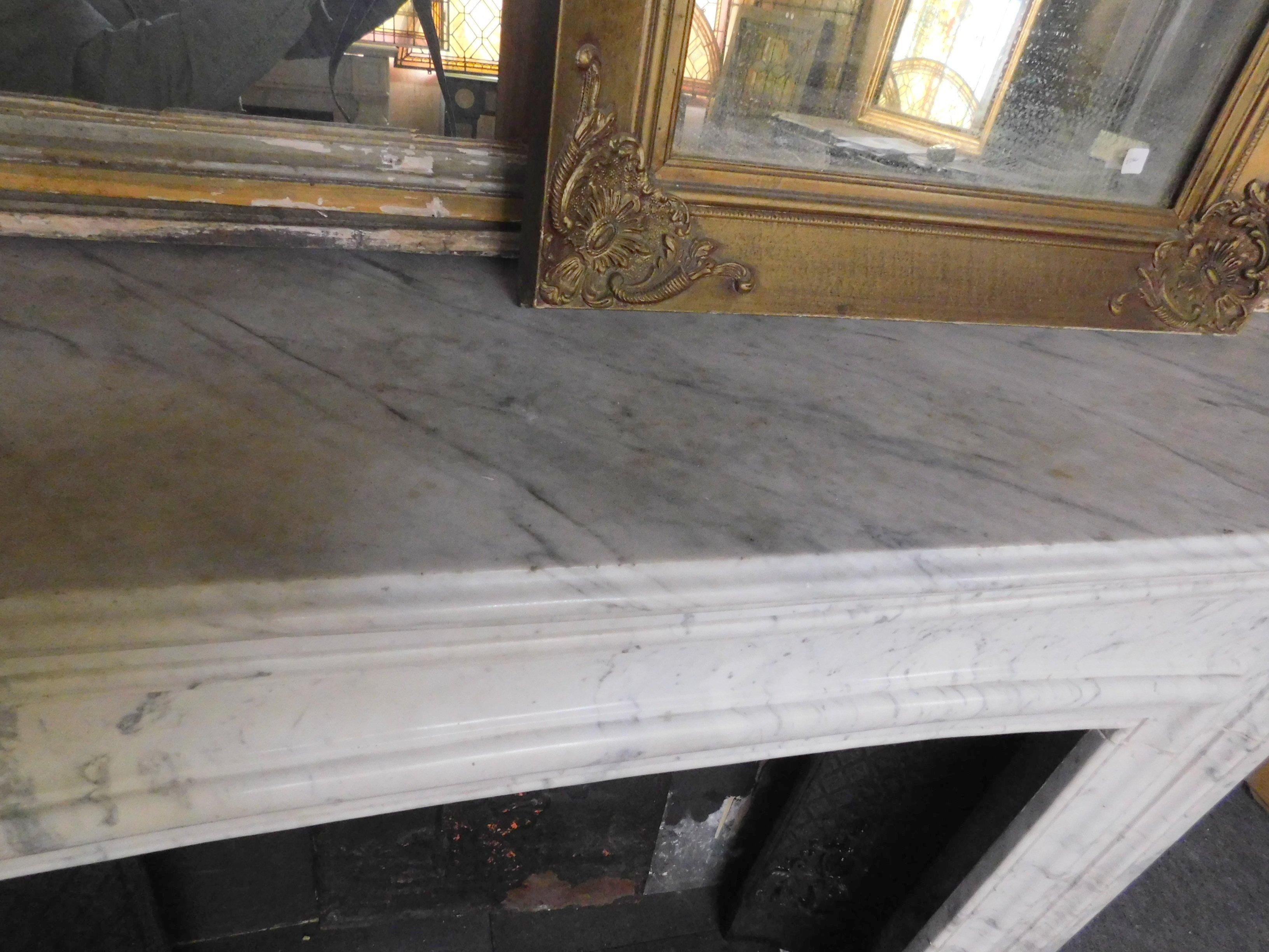 Antique White Carrara Marble Fireplace Mantle Complete, 19th Century, Italy In Good Condition For Sale In Cuneo, Italy (CN)