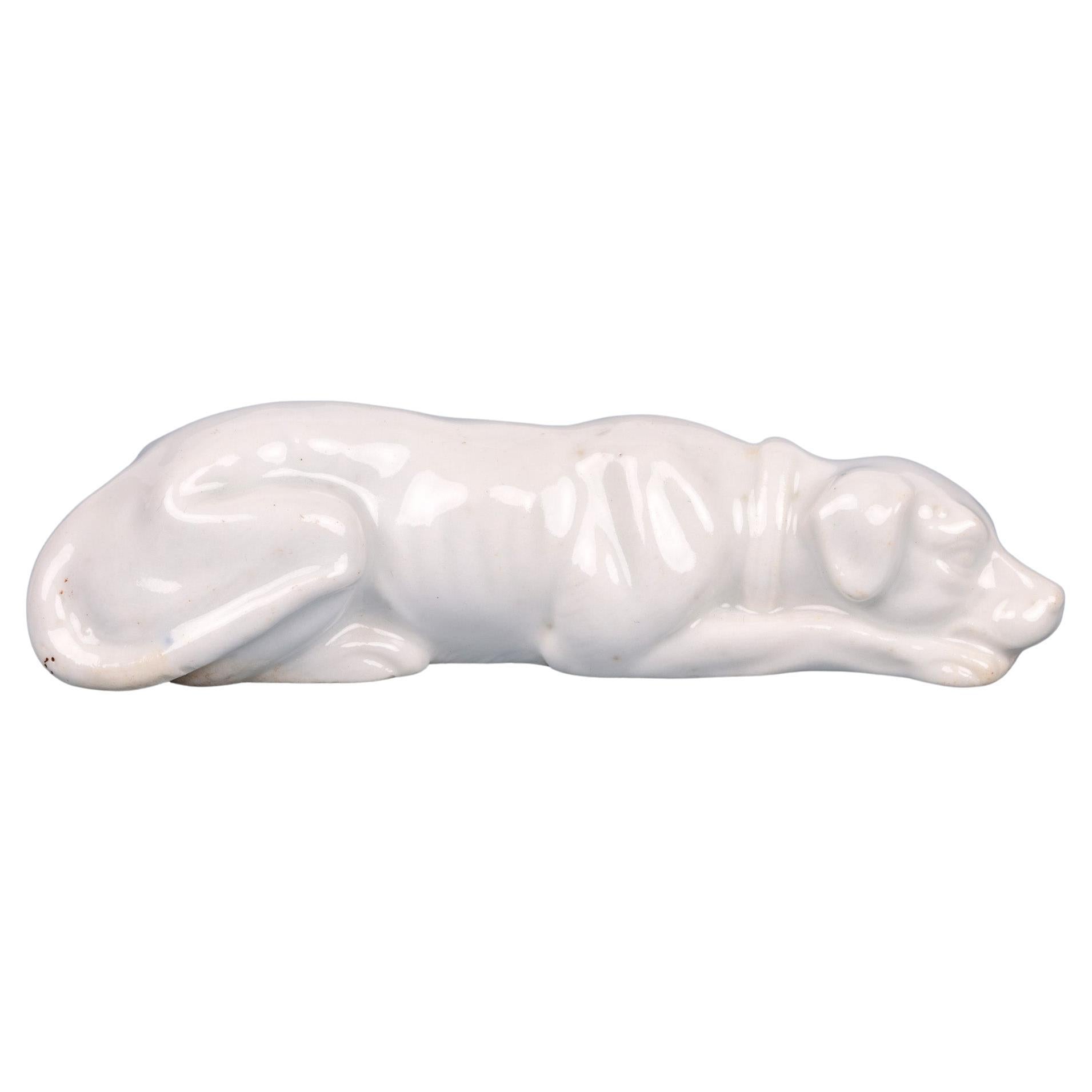Antike weiß glasierte Porzellanfigur eines liegenden Hundes