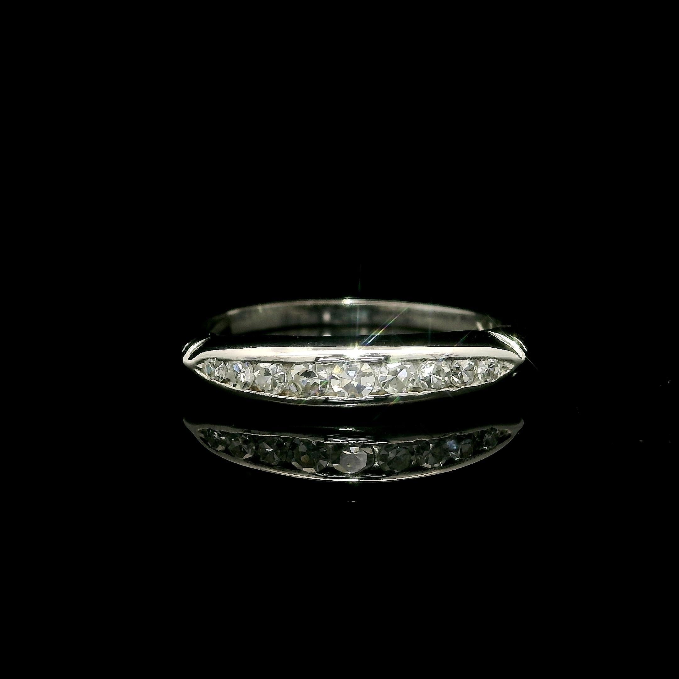 --Stein(e):--
(9) Natürliche echte Diamanten - Einzelschliff - Kanalfassung - schöne weiße Brillantfarbe - 0,25ctw (ca.)

MATERIAL: Massives 14k Weißgold
Gewicht: 2,20 Gramm
Ringgröße: 5.5 (passt auf den Finger, wir können diesen Ring individuell