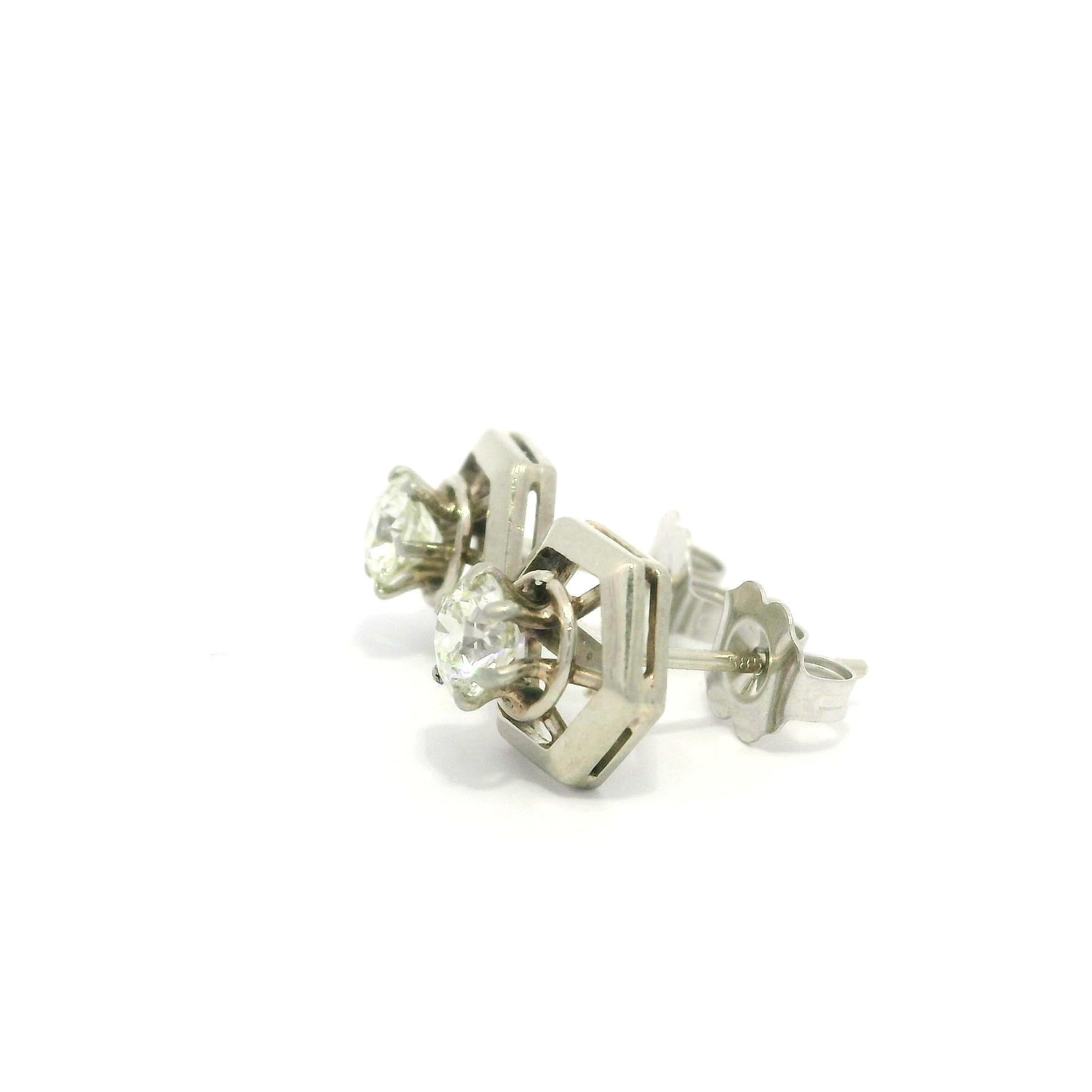 Clous d'oreilles hexagonaux en or blanc ancien et diamant flottant européen de 0,66 carat en vente 5