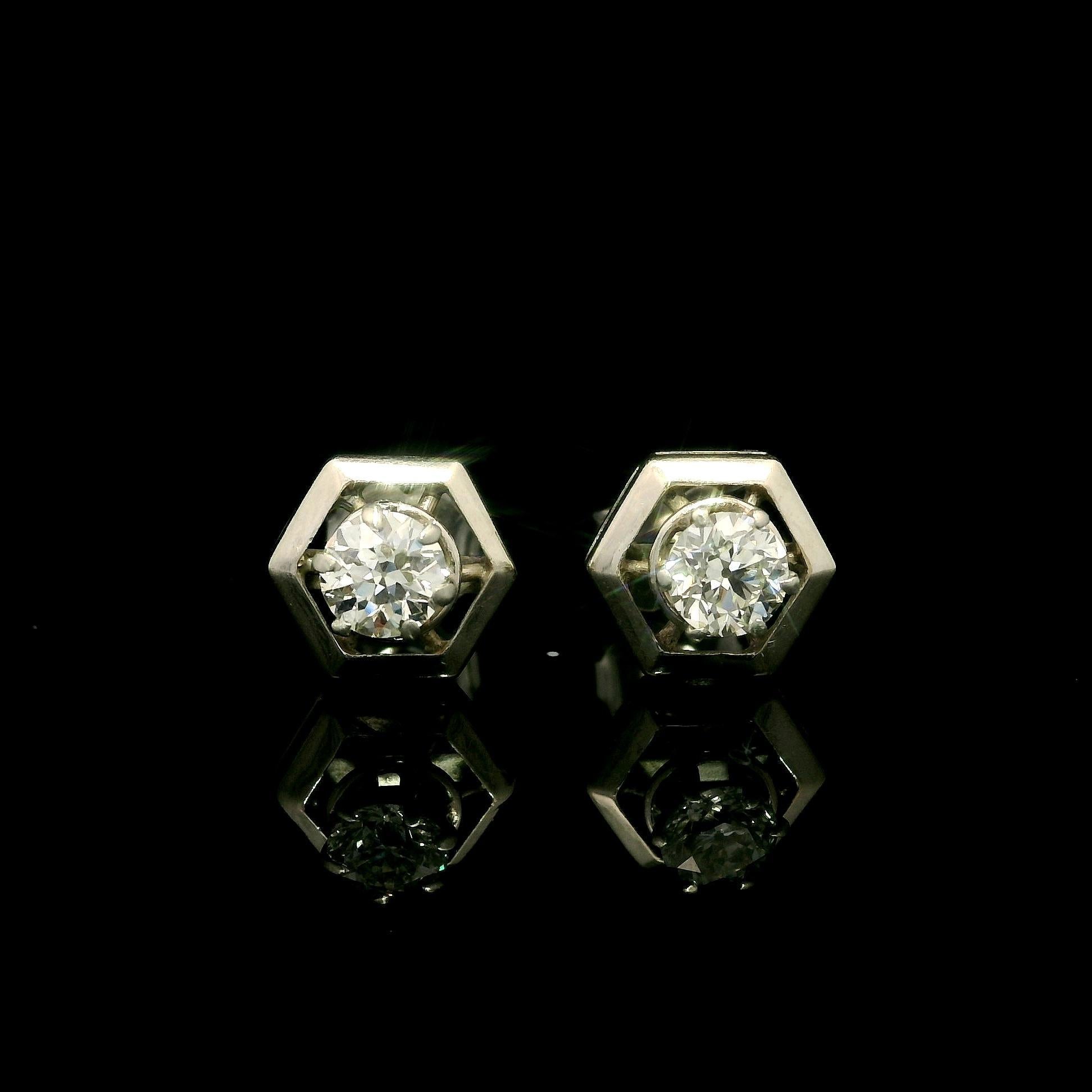 -- Pierre(s) --
(2) Diamants naturels authentiques - taille européenne ancienne - sertis - couleur J - pureté VS1 - 0,66ctw (exact)

MATERIAL : Or blanc massif 14k
Poids : 1.77 gramme
Support : Poteaux avec fermetures papillon (des oreilles percées