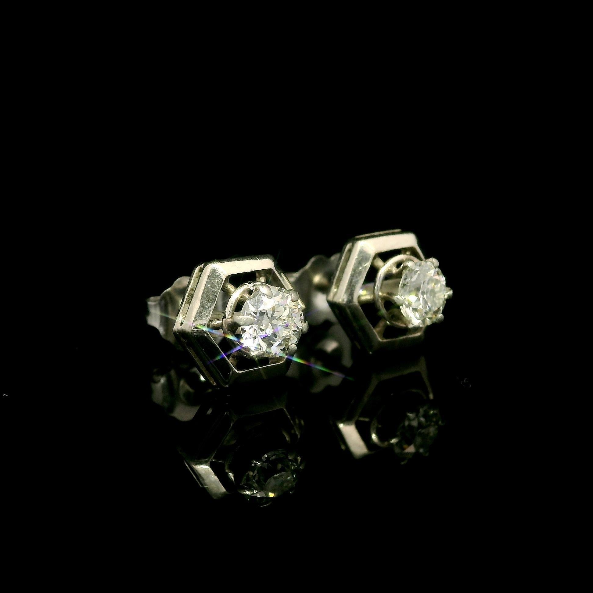 Taille vieille Europe Clous d'oreilles hexagonaux en or blanc ancien et diamant flottant européen de 0,66 carat en vente