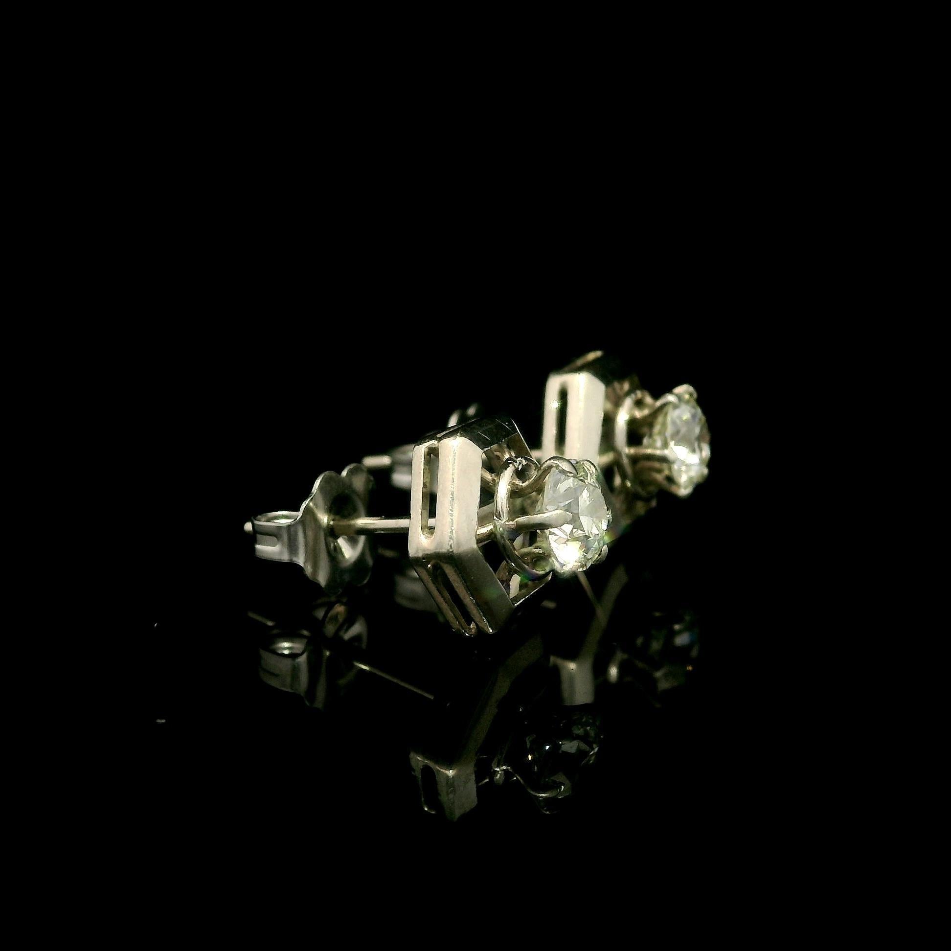 Clous d'oreilles hexagonaux en or blanc ancien et diamant flottant européen de 0,66 carat Bon état - En vente à Montclair, NJ