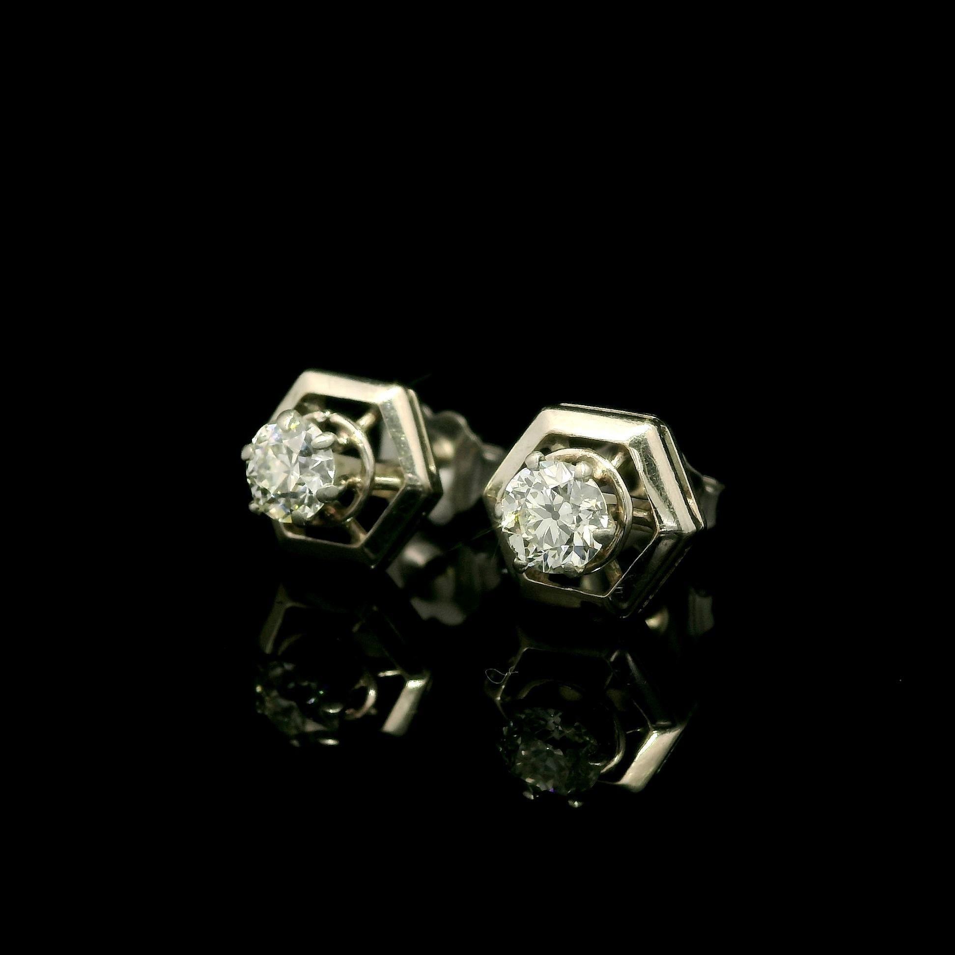 Clous d'oreilles hexagonaux en or blanc ancien et diamant flottant européen de 0,66 carat Pour femmes en vente