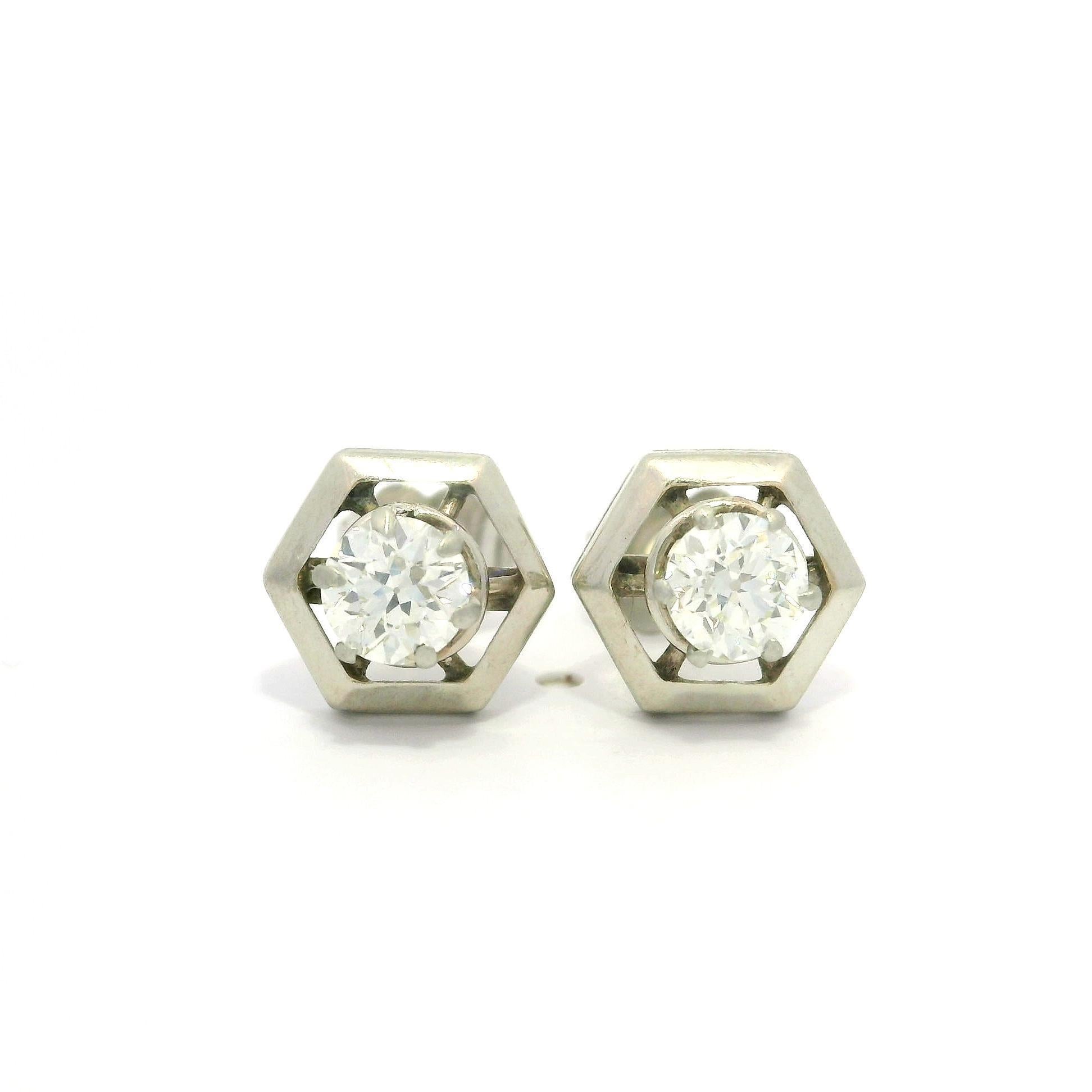 Clous d'oreilles hexagonaux en or blanc ancien et diamant flottant européen de 0,66 carat en vente 3