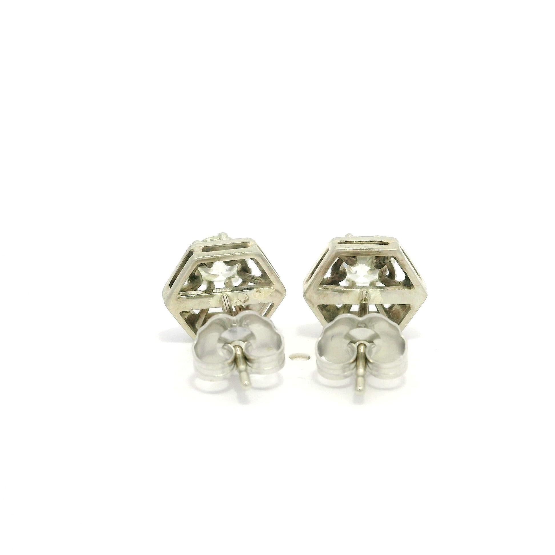 Clous d'oreilles hexagonaux en or blanc ancien et diamant flottant européen de 0,66 carat en vente 4