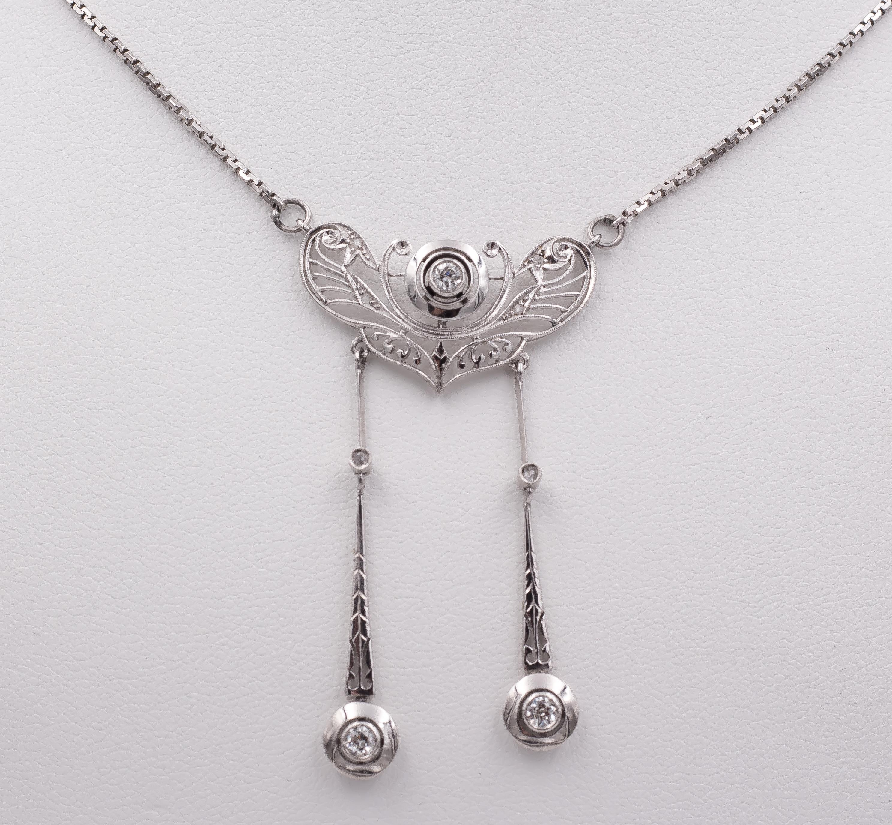 A particular antique necklace, dating from the early 20th Century.
This necklace is very refined and elegant: its main section is butterfly shaped, decorated with a central diamond, with two articulated drops diamond beneath, of two different