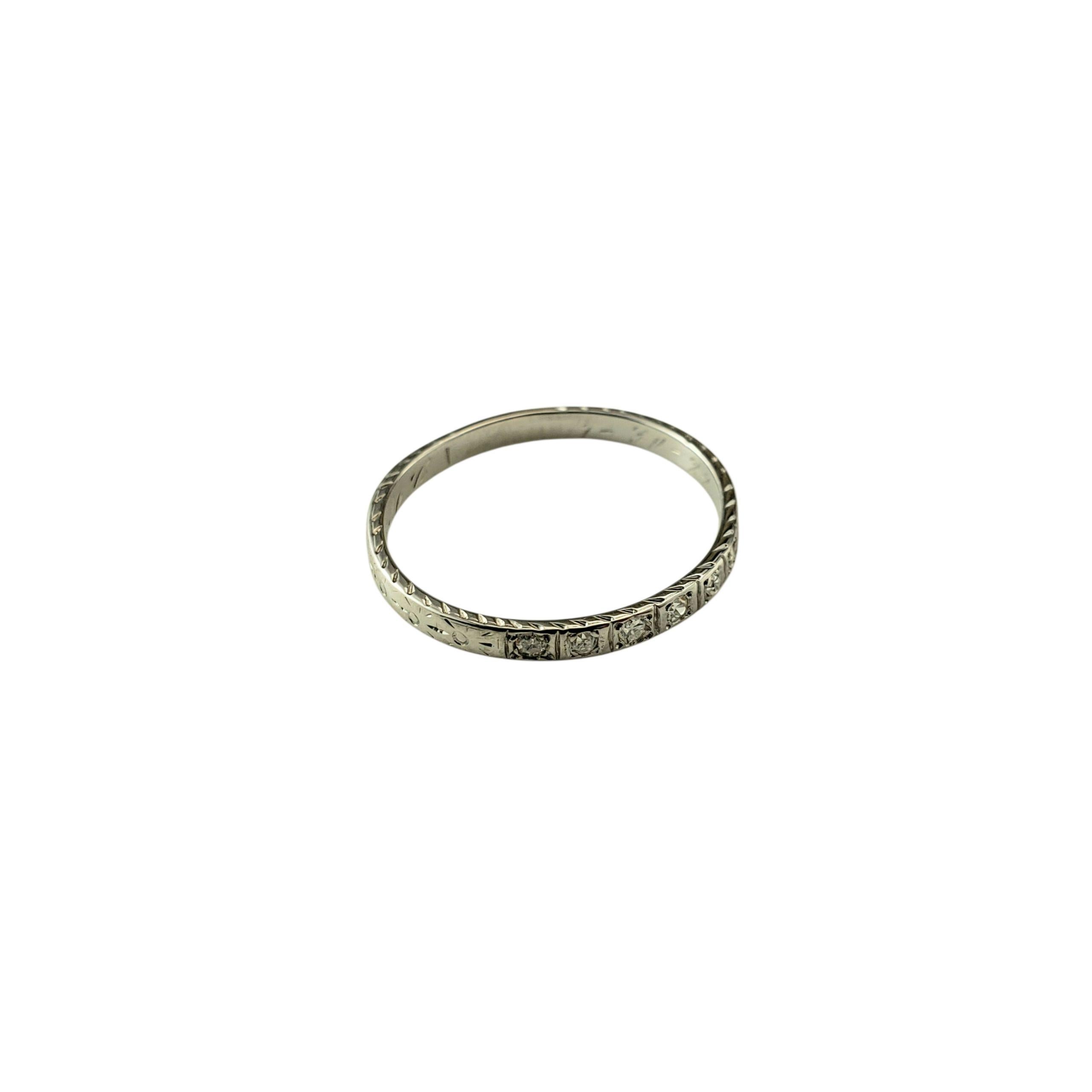 Anello nuziale antico in oro bianco e diamanti misura 6

Questa elegante fede nuziale è caratterizzata da sette diamanti rotondi a taglio singolo incastonati in oro bianco 14 carati. L'incisione interna recita: 