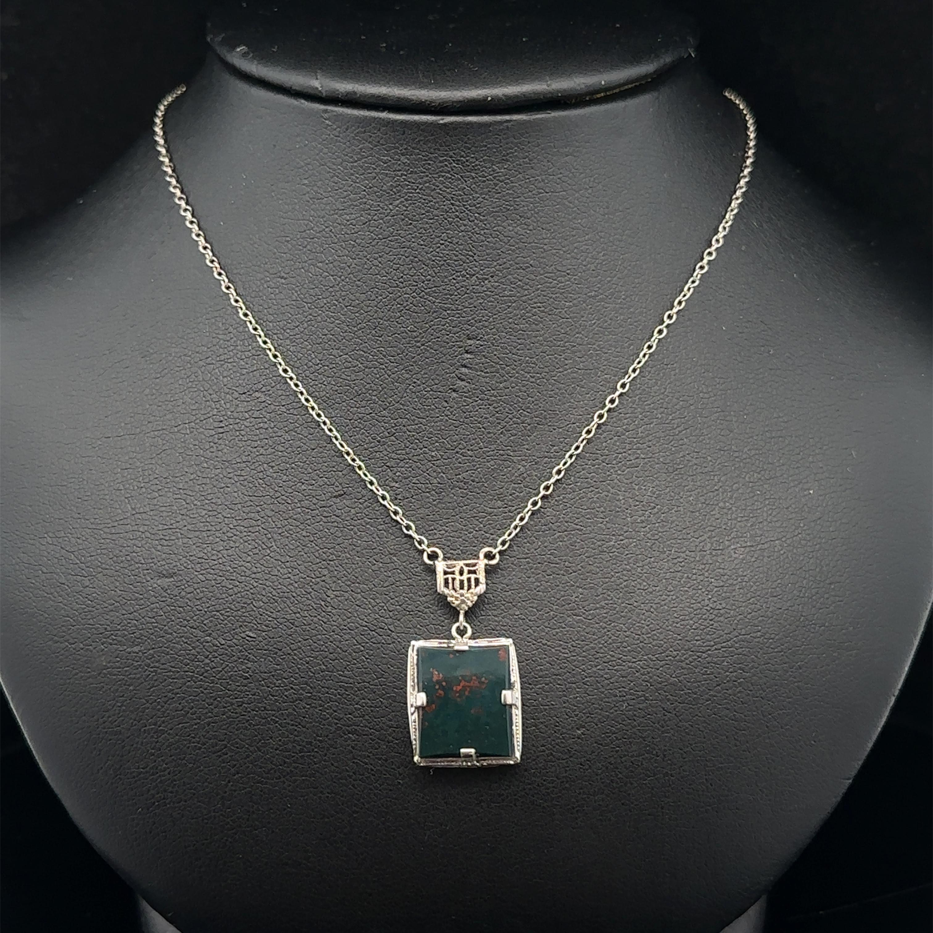 --Pietre: --
(1) Pietra sanguigna naturale autentica - taglio rettangolare - incastonata - colore verde intenso con macchie rosse - 12,1x10,1 mm (circa) 

Materiale: Oro bianco massiccio 14k
Peso: 2.49 grammi
Catena: 16,5