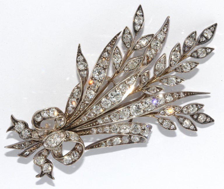 Beautiful, antique white gold diamond brooch as a bouquet of flowers with a bow.

Set with a lot of old cut diamonds.

Including certificate of authenticity and box.