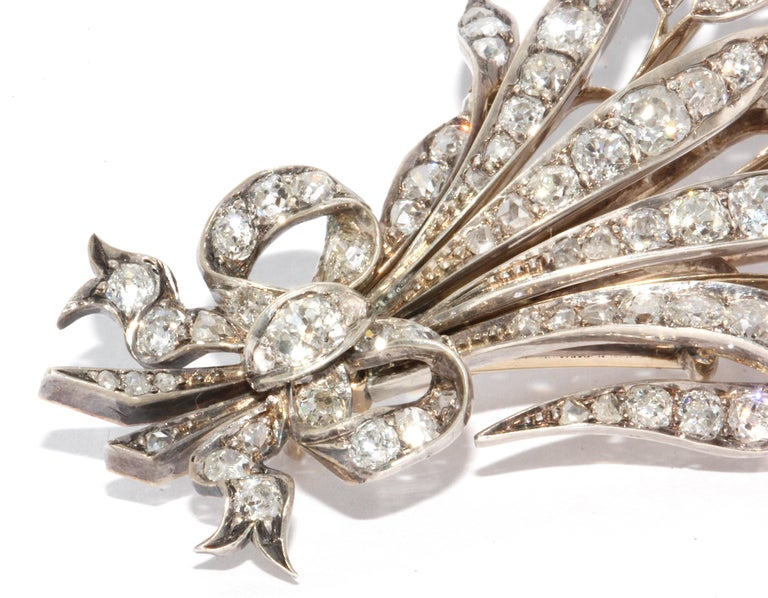 Antique White Gold Diamond Brooch as a Bouquet of Flowers with a Bow In Good Condition For Sale In Berlin, DE