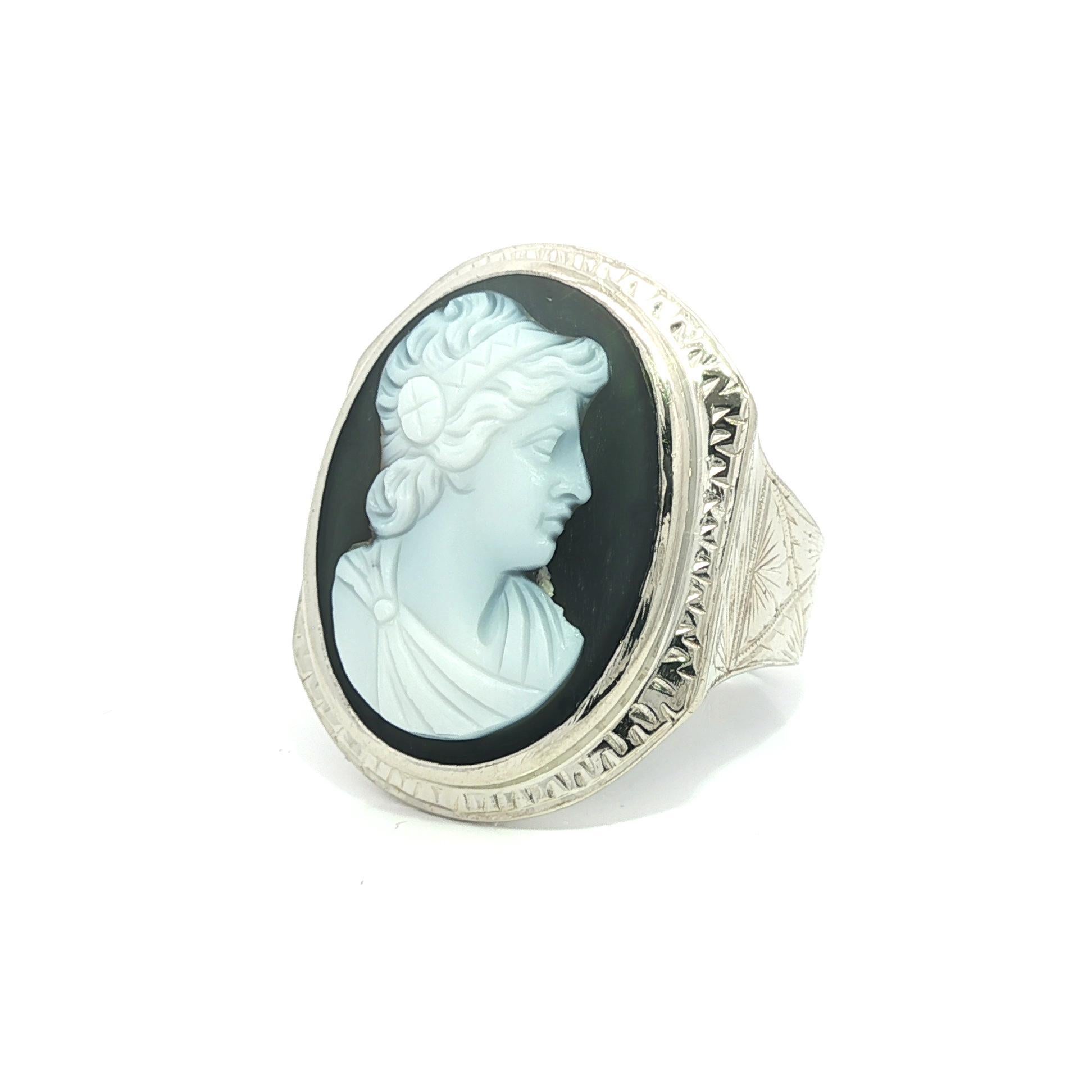Anillo camafeo masculino de oro blanco antiguo con gran retrato de piedra dura negra tallada en Excelente estado para la venta en Montclair, NJ