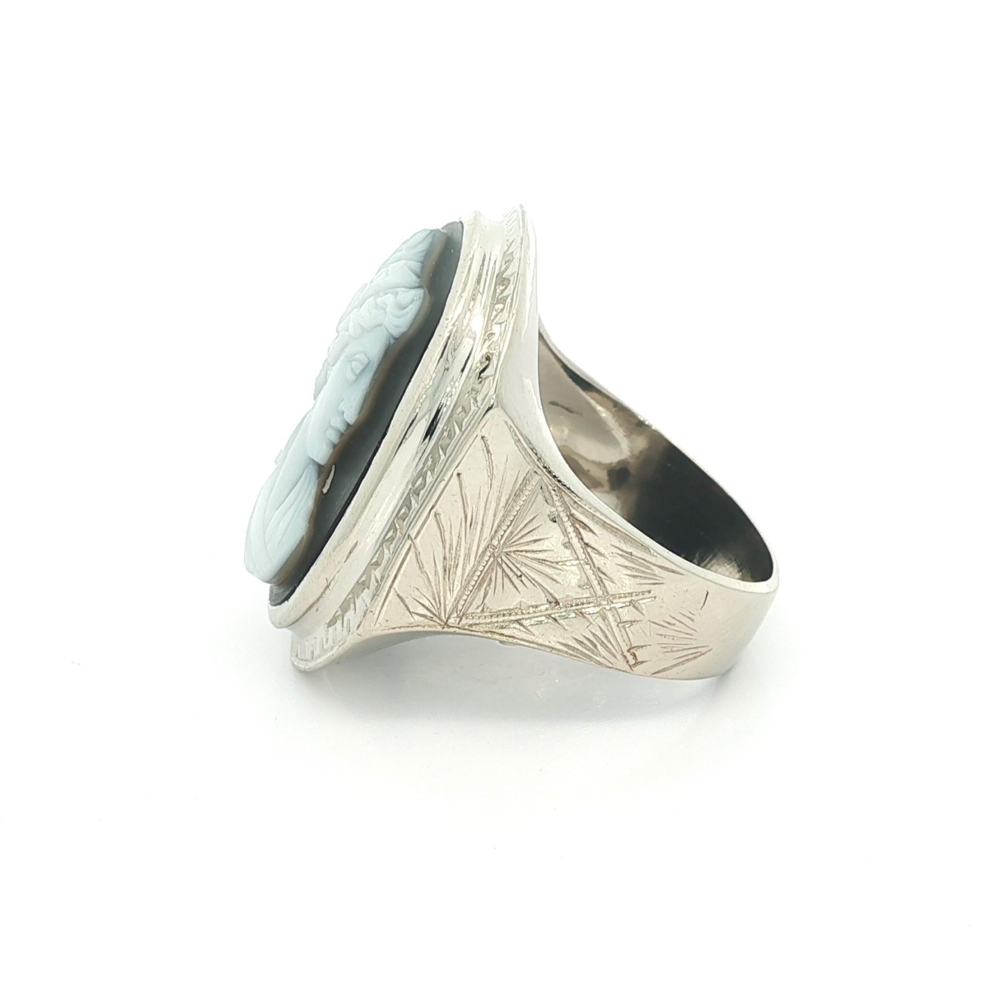 Anillo camafeo masculino de oro blanco antiguo con gran retrato de piedra dura negra tallada en venta 1