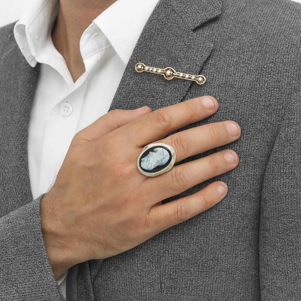 Anillo camafeo masculino de oro blanco antiguo con gran retrato de piedra dura negra tallada en venta 2