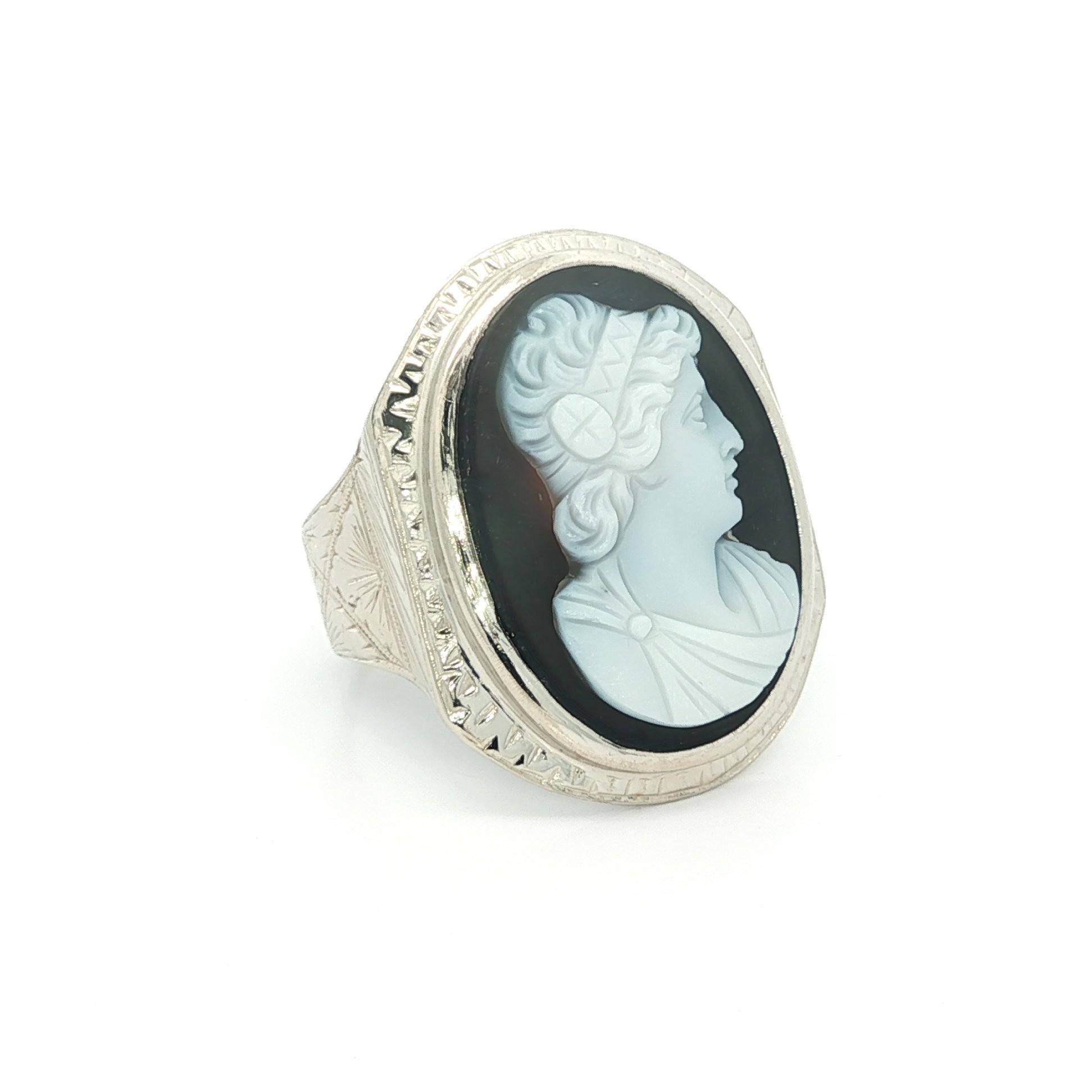 Anillo camafeo masculino de oro blanco antiguo con gran retrato de piedra dura negra tallada en venta 4