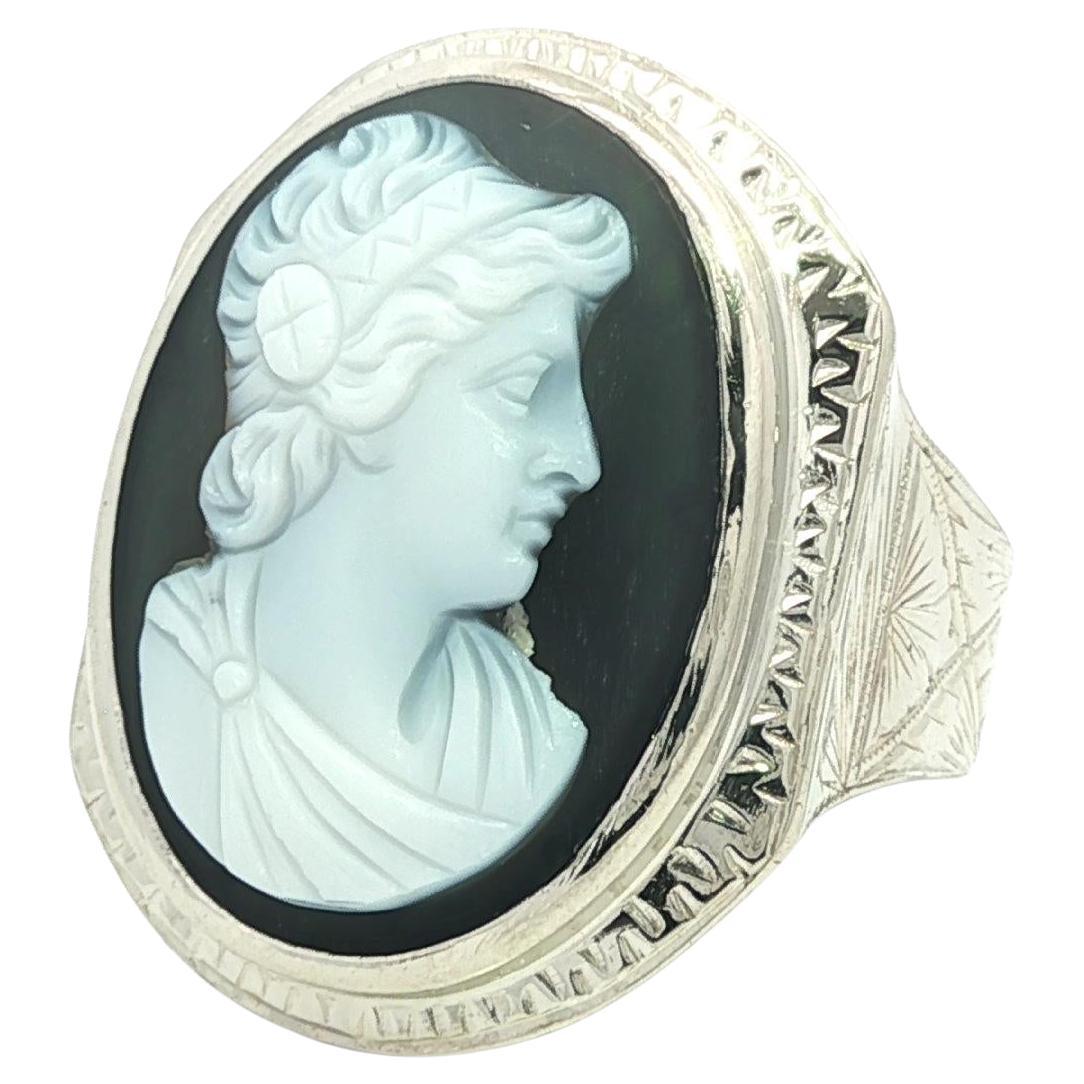 Bague camée pour homme en or blanc antique avec portrait en pierre dure noire sculptée