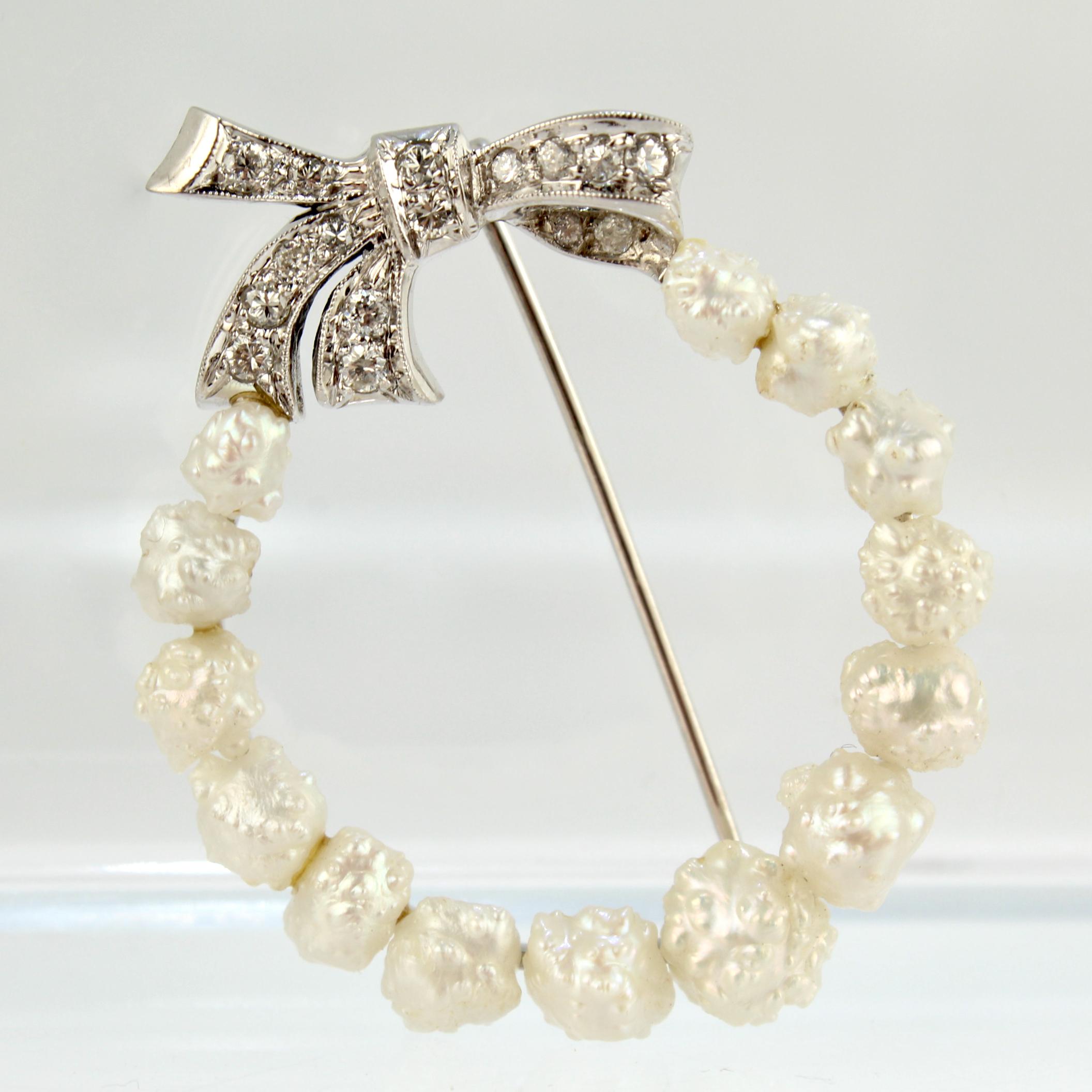Broche de oro blanco antiguo, perla natural de río de agua dulce y diamantes Corte redondo en venta