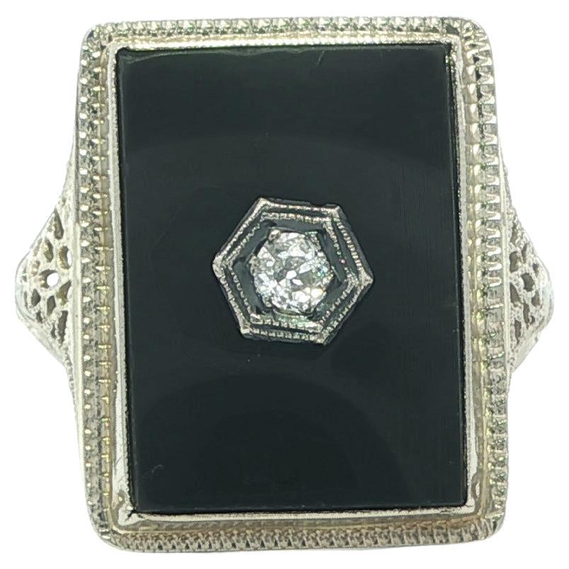 Anello antico in oro bianco rettangolare con onice nera e diamanti Old Mine con lavorazione a filigrana in vendita