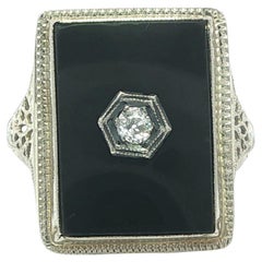Anello antico in oro bianco rettangolare con onice nera e diamanti Old Mine con lavorazione a filigrana