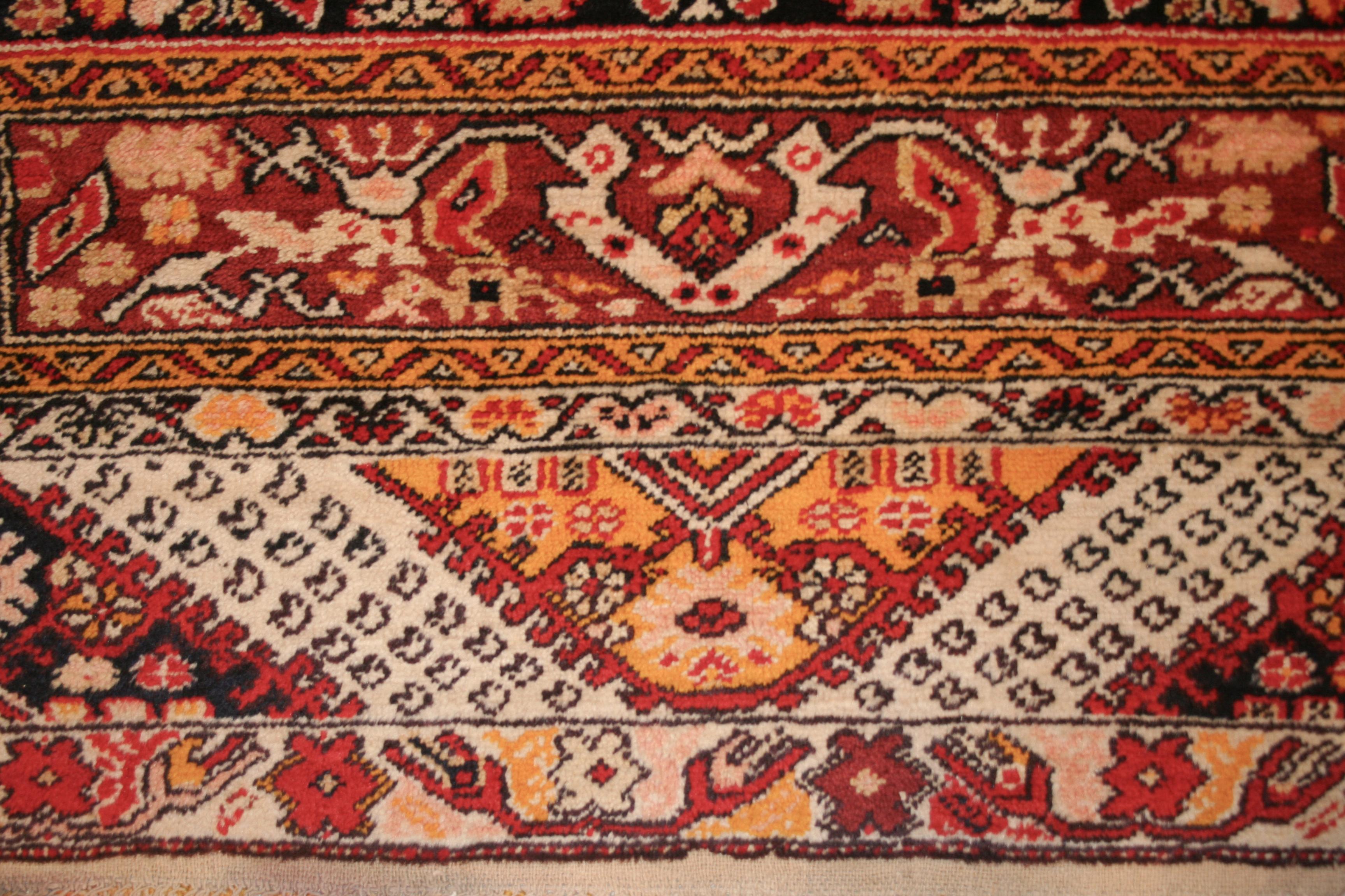 Antiker weißgrundiger anatolischer Kiz-Ghiordes-Teppich (Oushak) im Angebot
