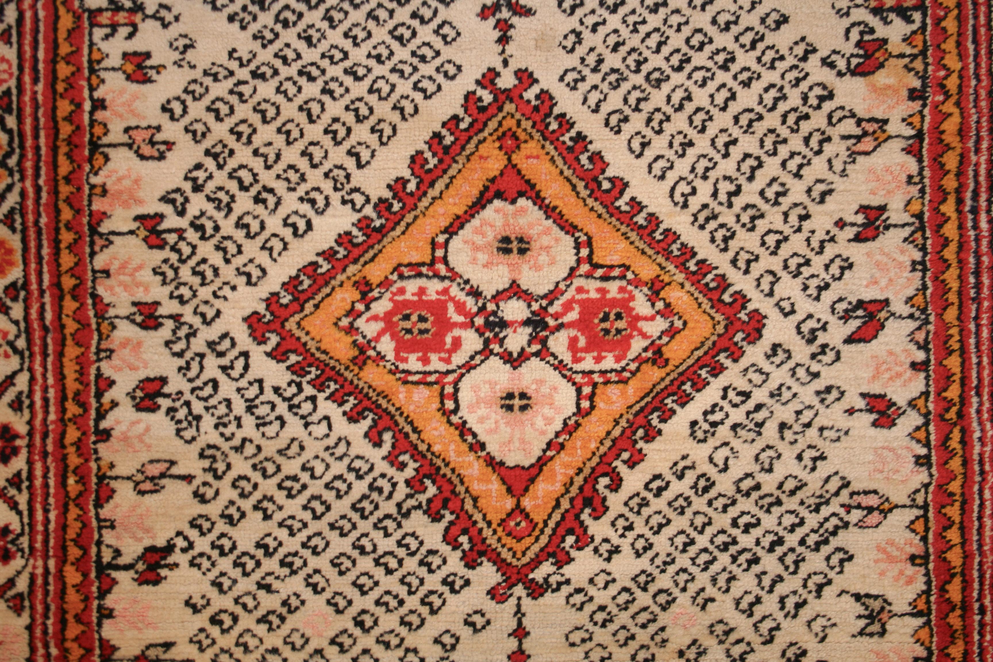 Antiker weißgrundiger anatolischer Kiz-Ghiordes-Teppich (Türkisch) im Angebot