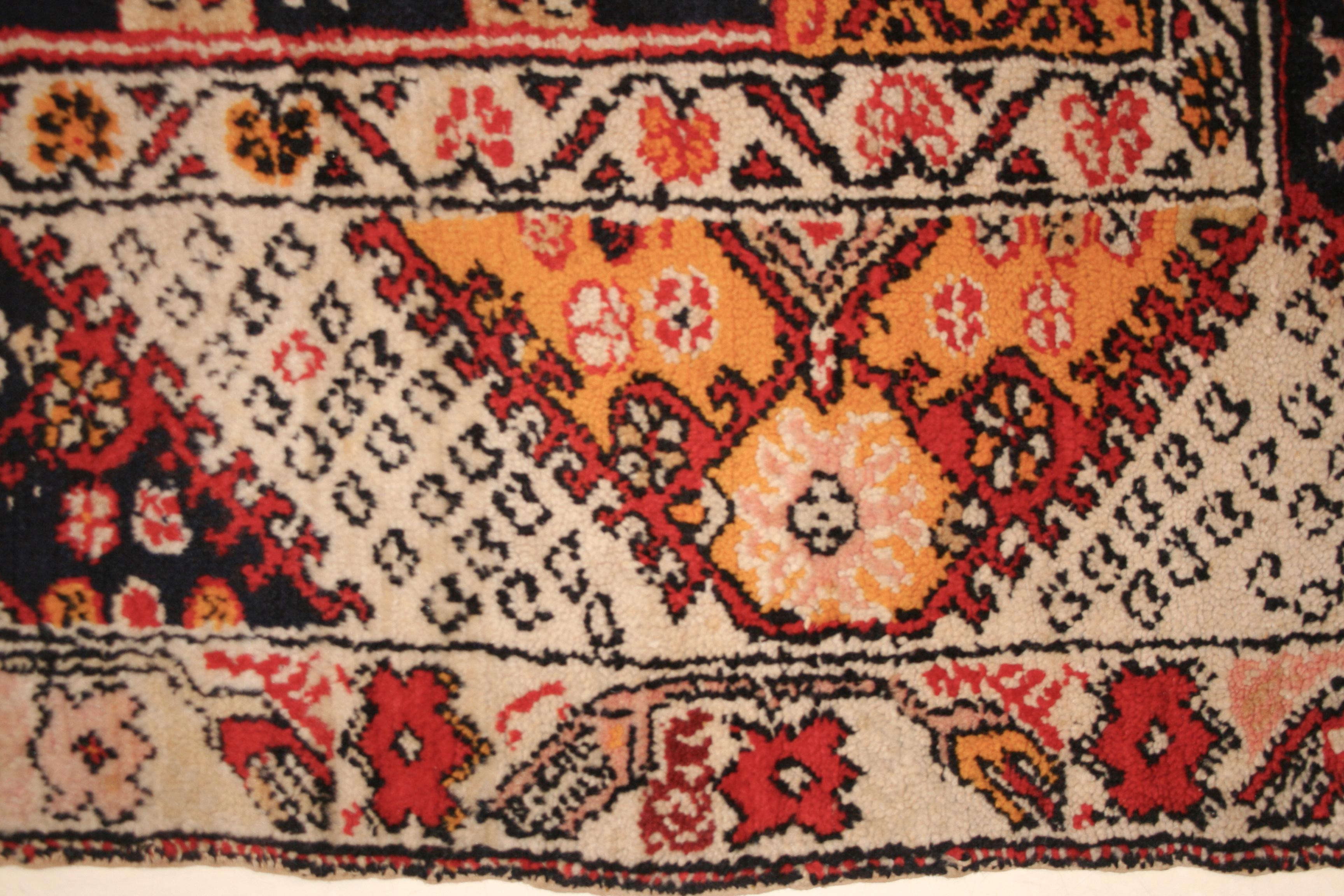 Antiker weißgrundiger anatolischer Kiz-Ghiordes-Teppich (Handgeknüpft) im Angebot