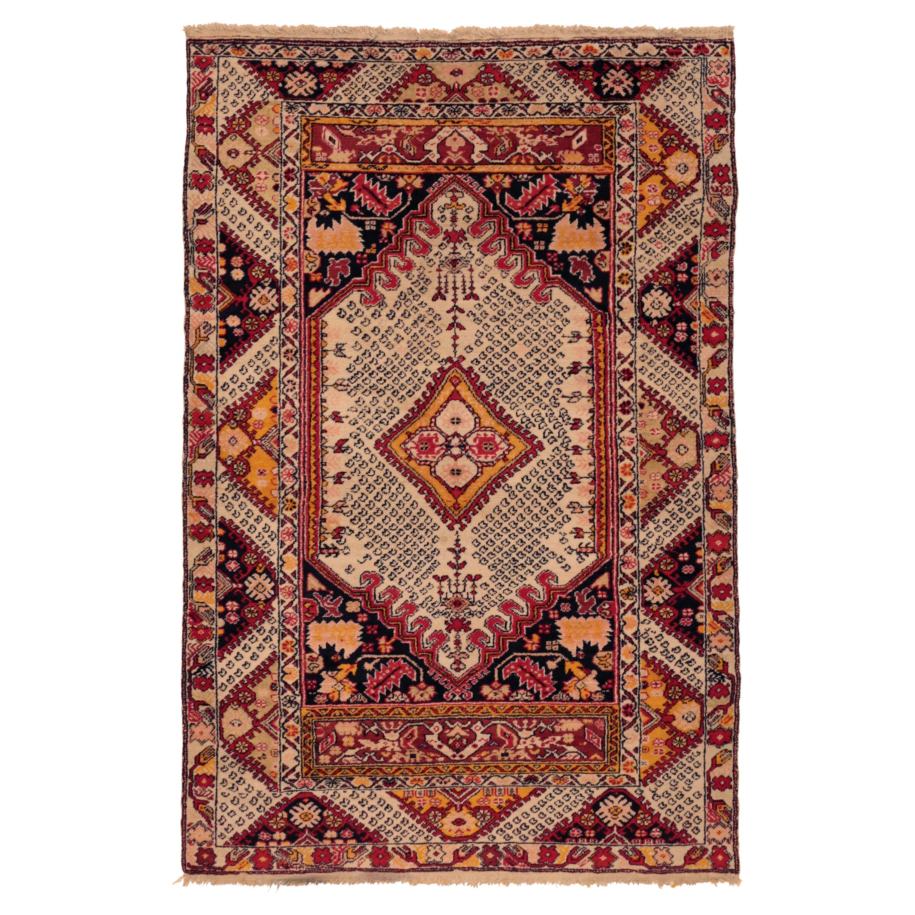 Tapis antique d'Anatolie Kiz Ghiordes à fond blanc