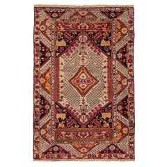 Tapis antique d'Anatolie Kiz Ghiordes à fond blanc