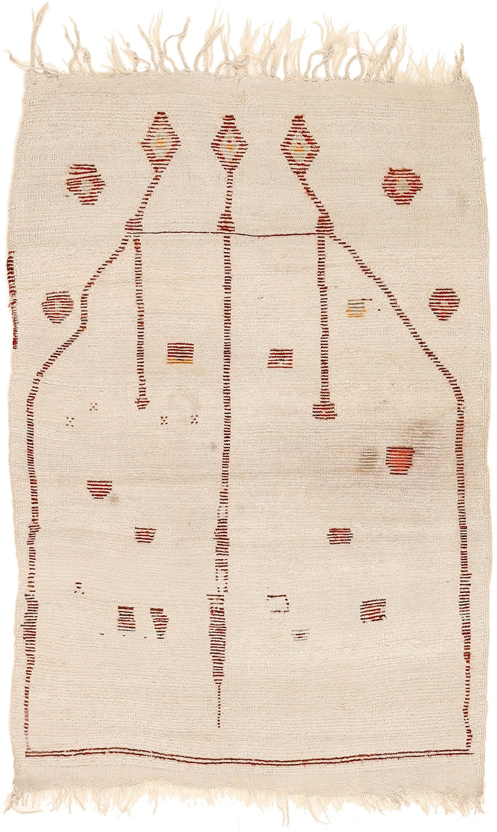 La composition générale de ce tapis à motif de niche le rattache à un groupe de tapis de prière d'Anatolie centrale à fond blanc, tissés pour la plupart avec des motifs plus traditionnels. La nature primitive du dessin confère ici à la niche un