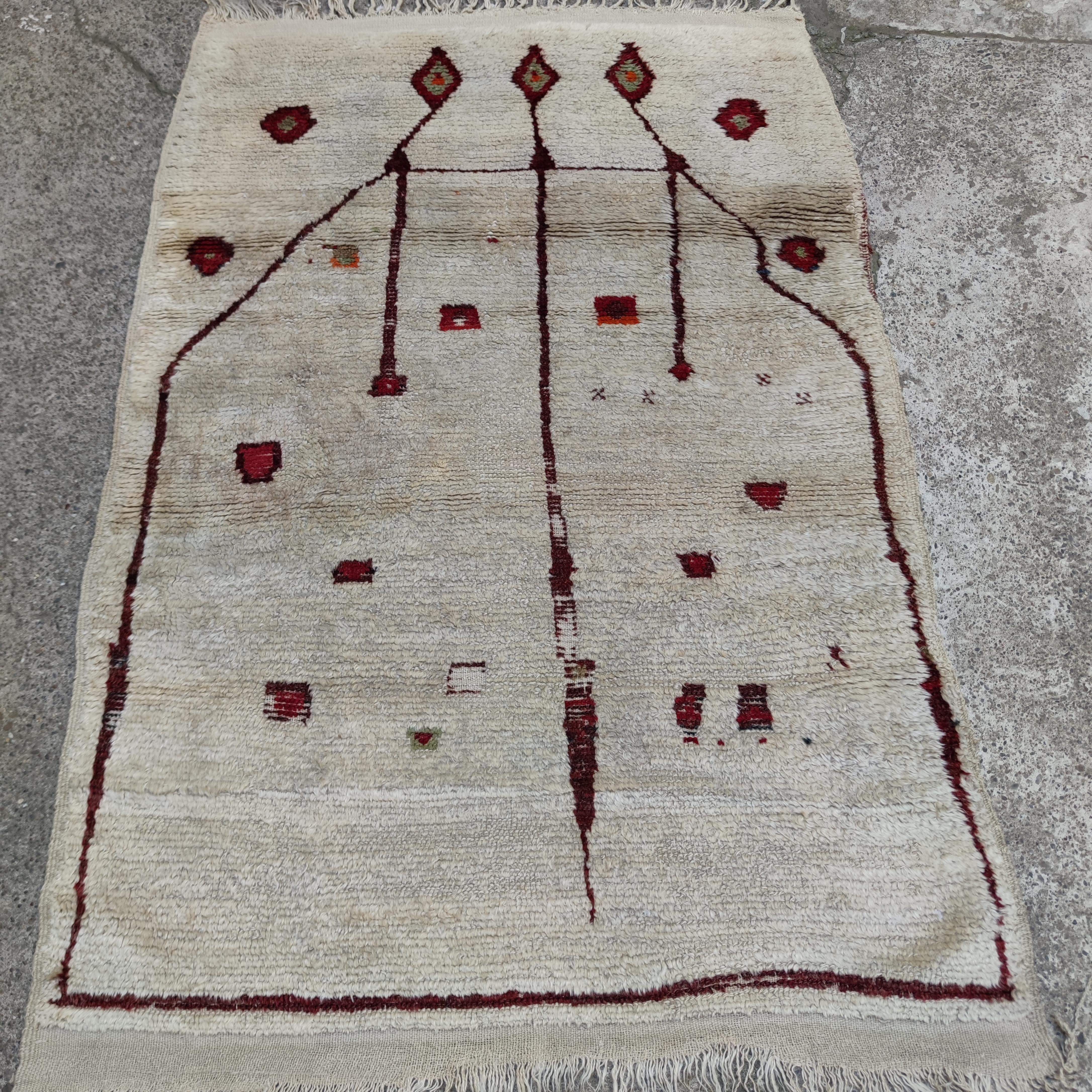 Noué à la main Ancien tapis de prière anatolien Tulu à fond blanc en vente