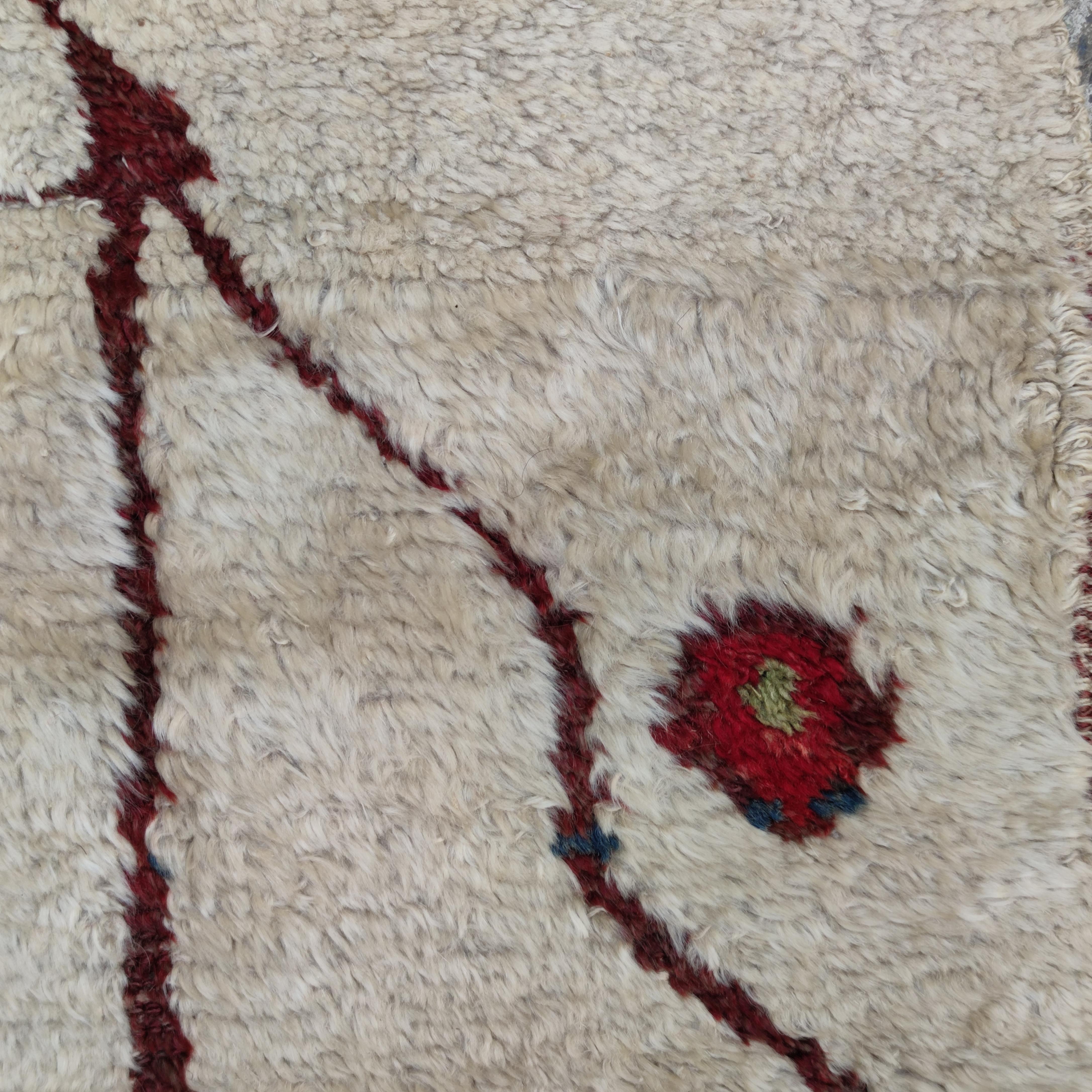 20ième siècle Ancien tapis de prière anatolien Tulu à fond blanc en vente