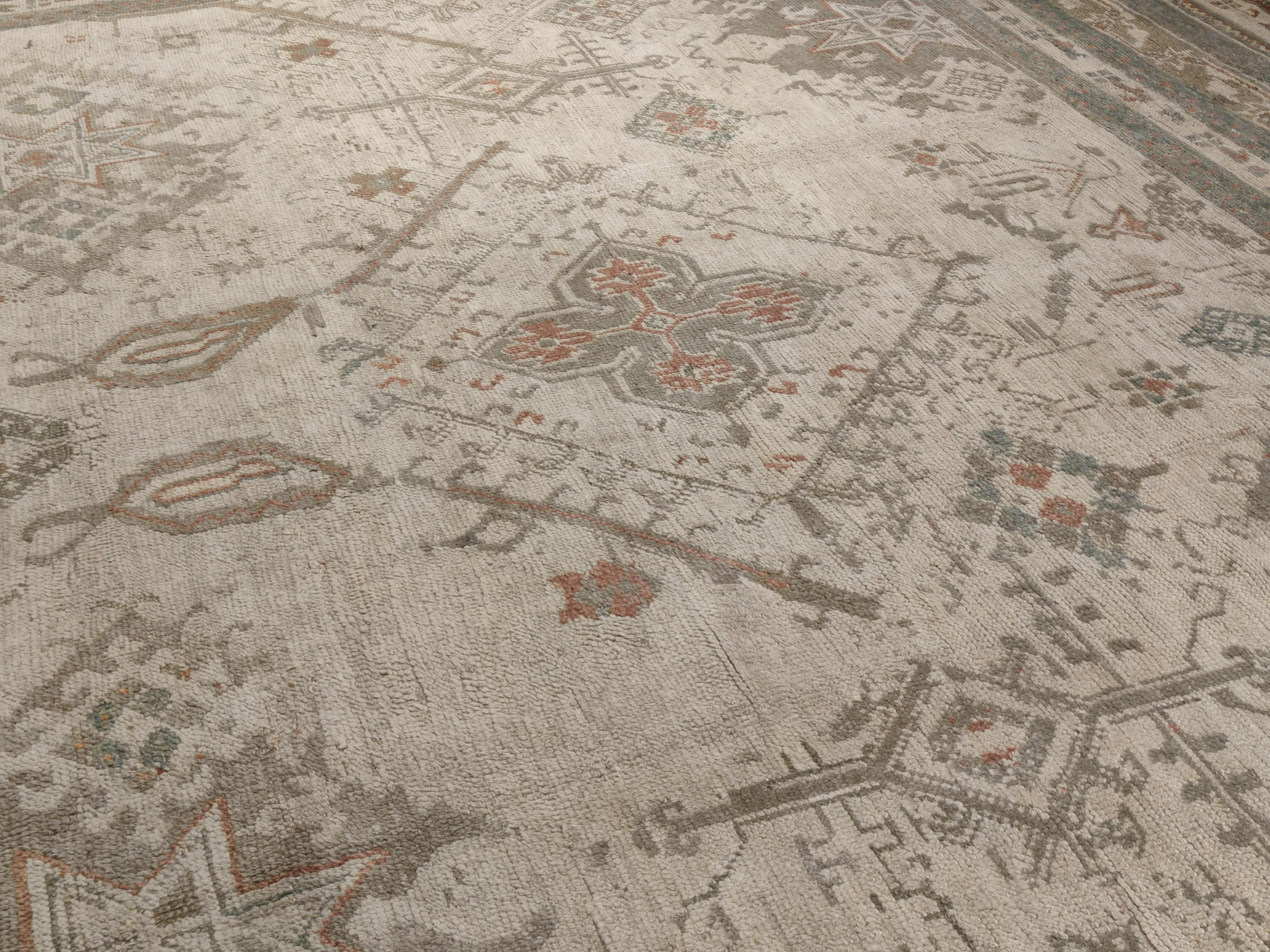 Antiker Oushak-Teppich mit weißem Grund und großformatigem All-Over-Design (Handgeknüpft) im Angebot
