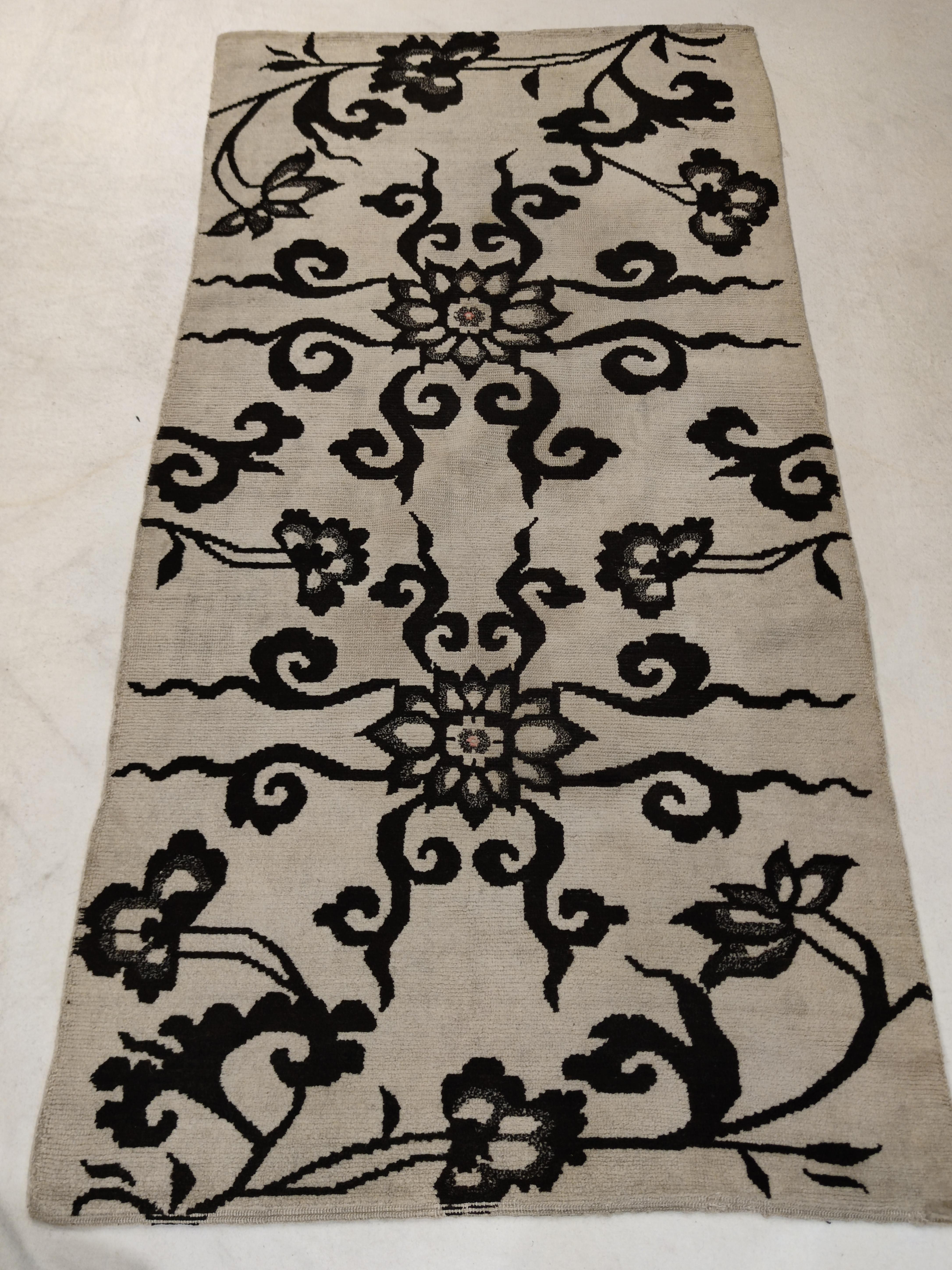 Antique White Ground Tibetan Khaden Rug with Black Lotus Flowers and Tendrils In Good Condition In Milan, IT