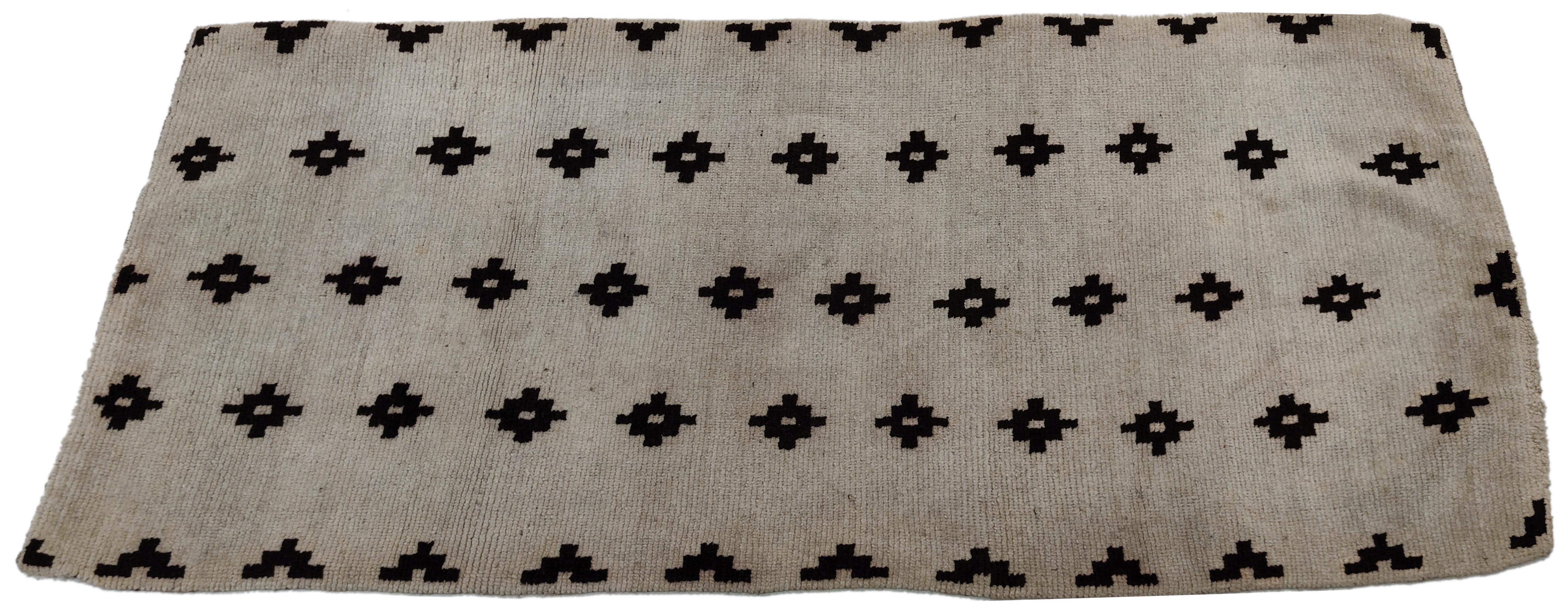 Ancien tapis tibtain de type Khaden  fond blanc et diamants noirs  gradins en vente 3