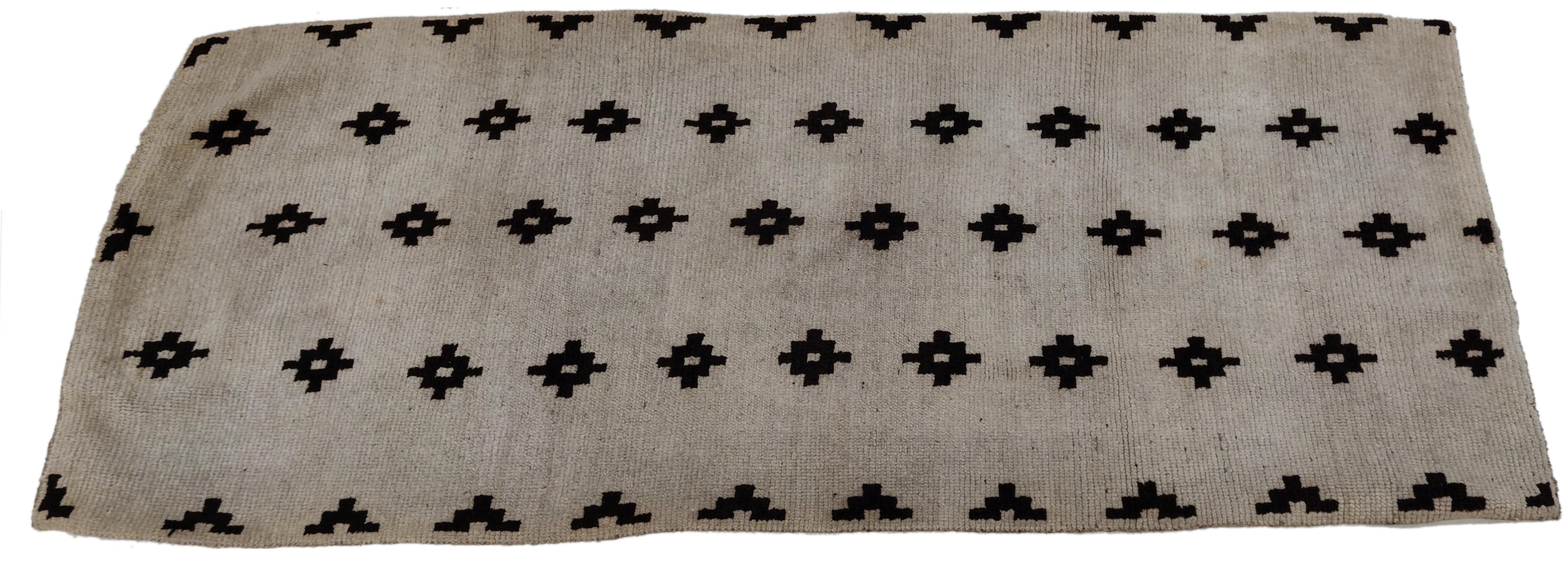 Ancien tapis tibtain de type Khaden  fond blanc et diamants noirs  gradins en vente 4