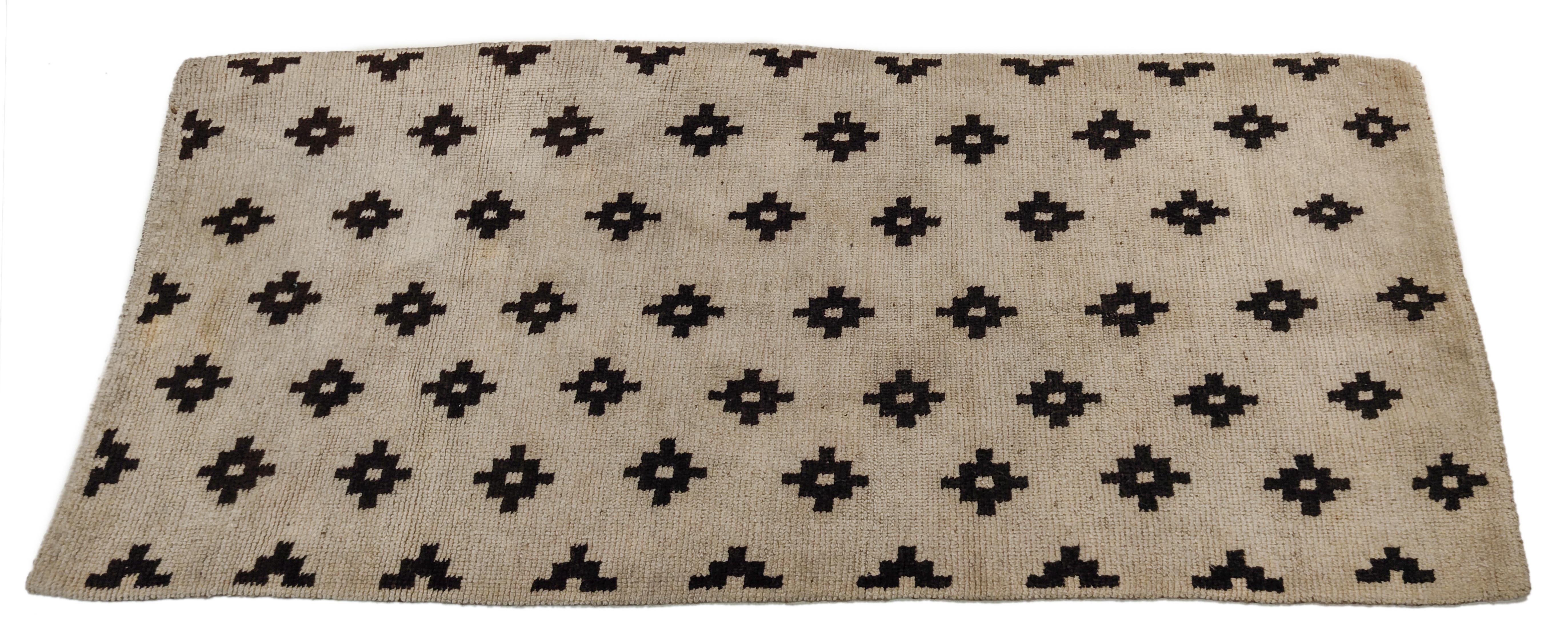 Antique White Ground Tibetan Khaden Rug with Black Stepped Diamonds In Good Condition For Sale In Milan, IT