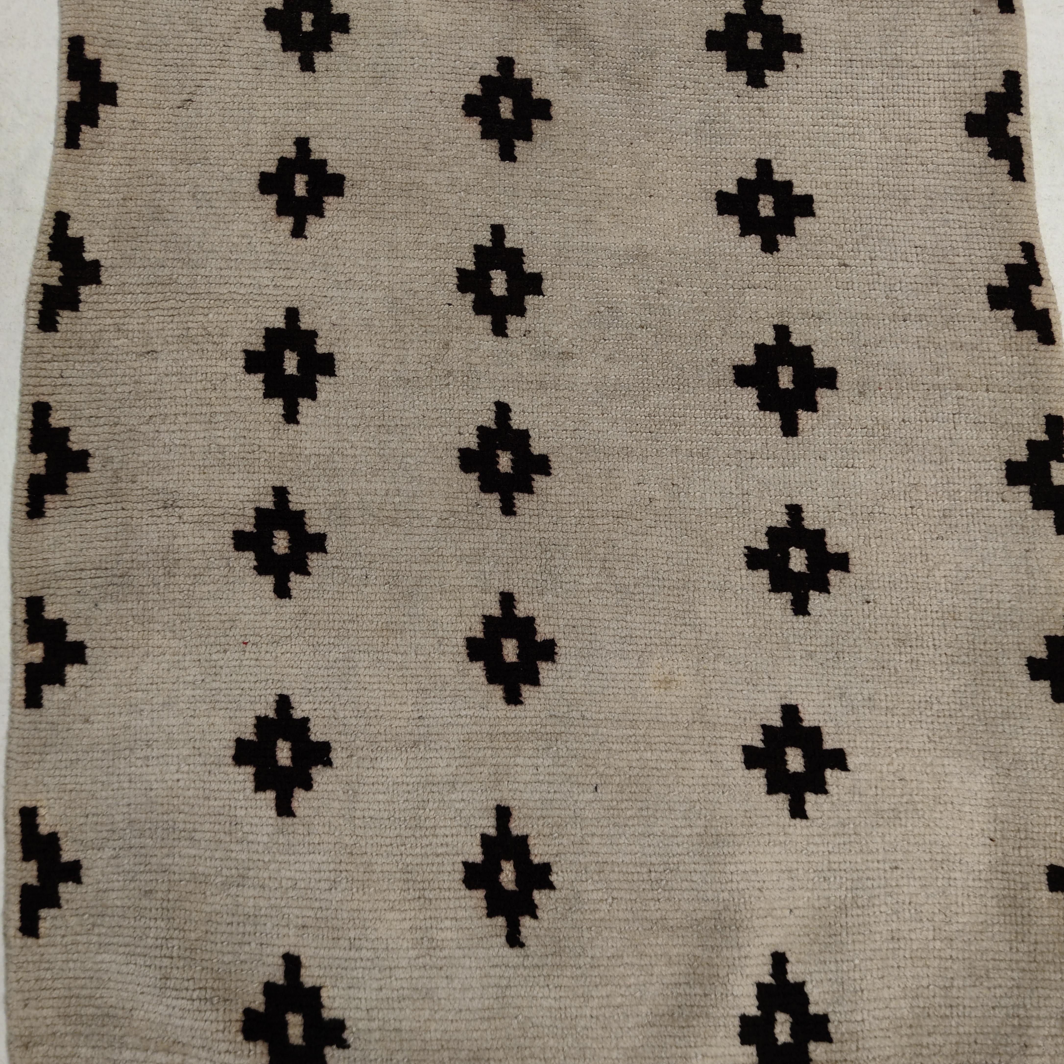 Ancien tapis tibtain de type Khaden  fond blanc et diamants noirs  gradins Bon état - En vente à Milan, IT