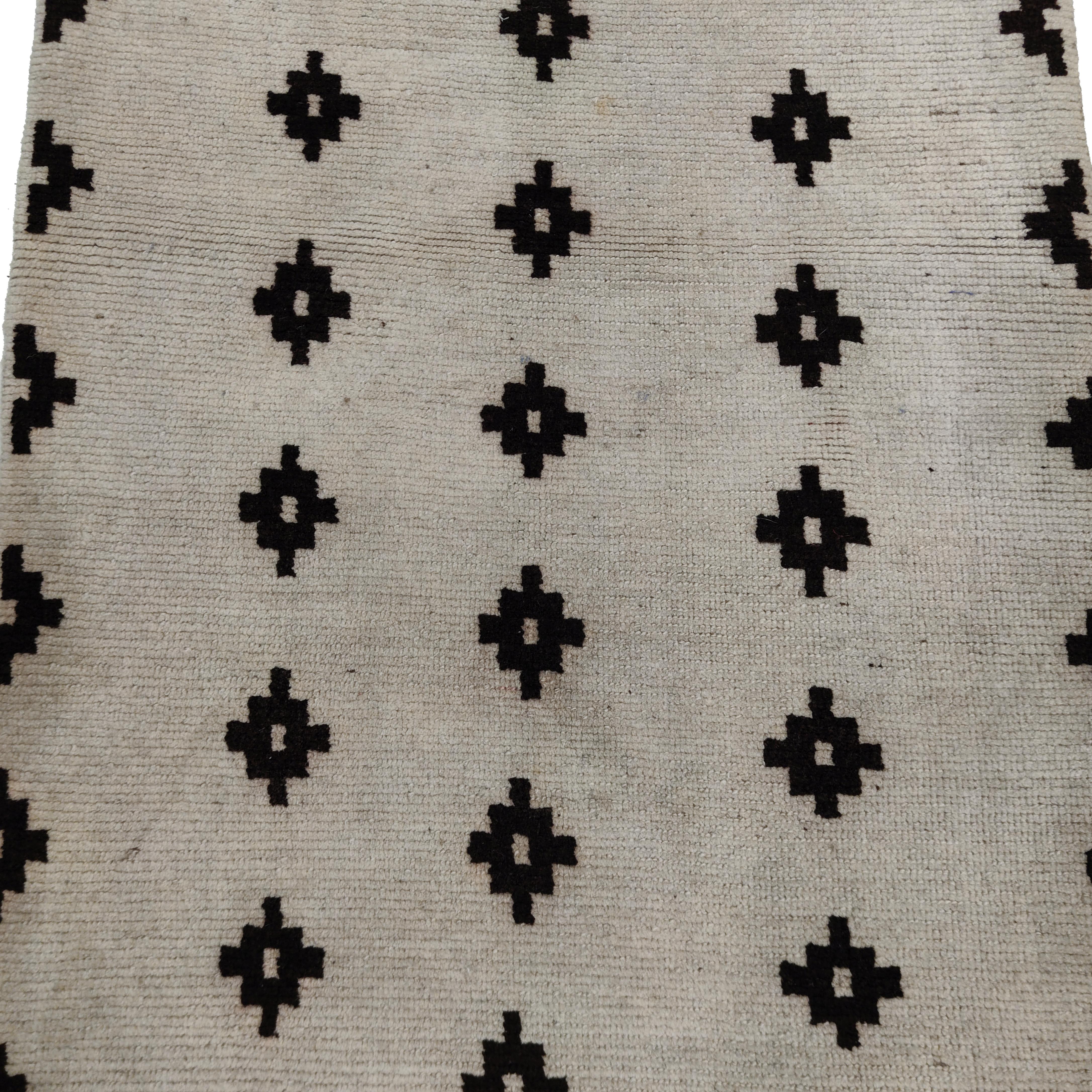 Fin du XIXe siècle Ancien tapis tibtain de type Khaden  fond blanc et diamants noirs  gradins en vente