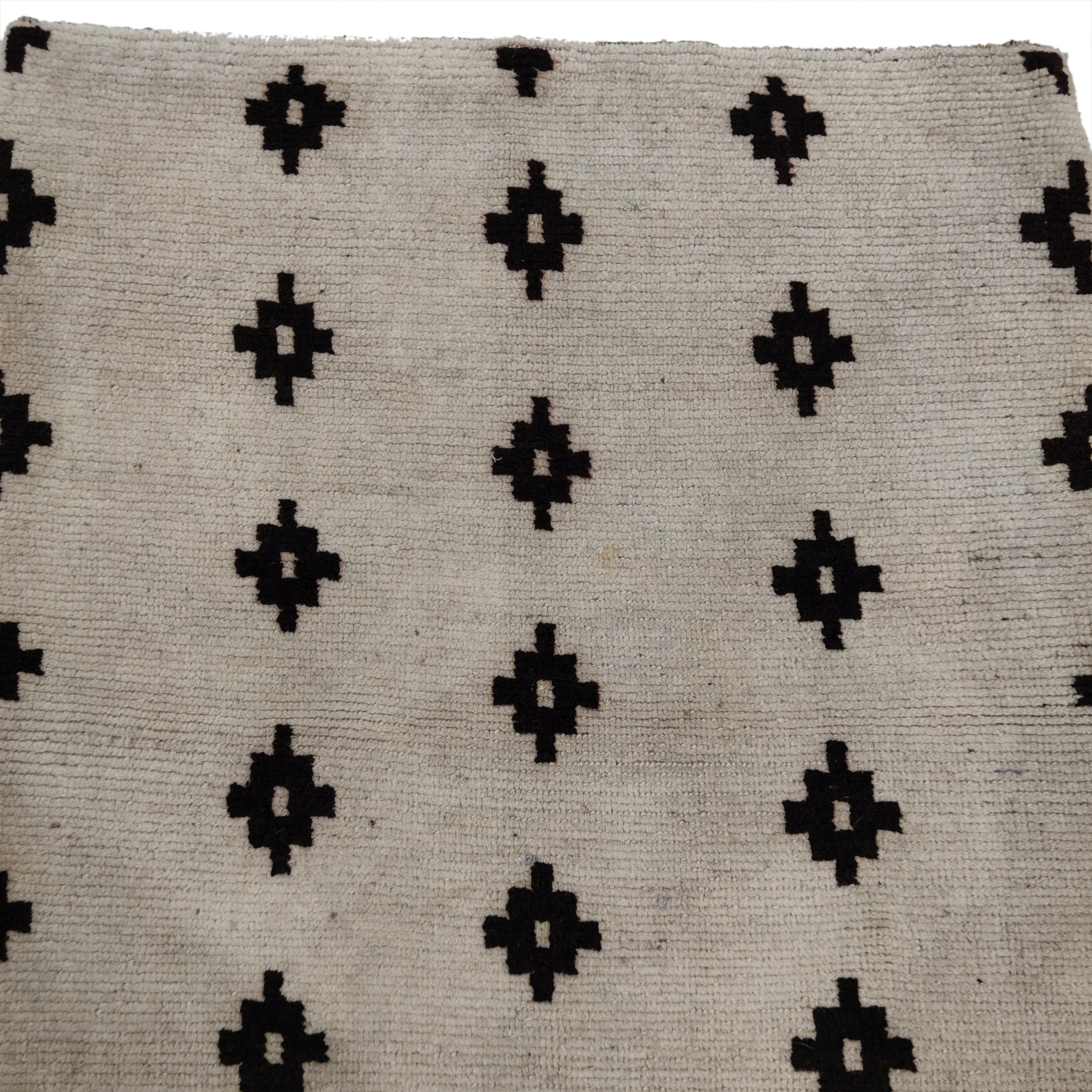 Laine Ancien tapis tibtain de type Khaden  fond blanc et diamants noirs  gradins en vente